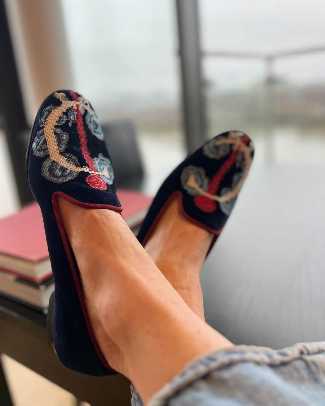 アマンダ ウェイクリーのインスタグラム：「April is bowel cancer awareness month so on this Sunday morning I have slid on my #screwcancer slippers in memory of my extraordinary childhood friend,  the late great William Yeoward… how brilliant are these?  Together with @penelopechilvers they created these stunning slippers to raise funds and awareness for bowel cancer when Willie was fighting this horrible disease.  Part of his extraordinary legacy is his big, brave and genius idea to create an app to help cancer patients. And so Screw Cancer and The Cancer App @thecancerapp were born. Today thousands of people living with cancer are being helped by The Cancer App because of William's vision. RIP dear friend in the knowledge that you have made a difference to this world particularly for those navigating through the complexities of living with cancer.  #williamyeoward #screwcancer #thecancerapp #amandawakeley #penelopechilvers #cancerawareness」