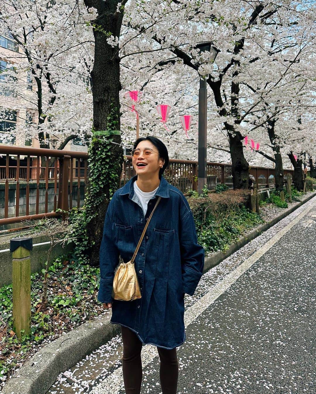 忍舞のインスタグラム：「桜とデニム  いつもは羽織りで使ってるけど ワンピで着てみた💙  レギンスとカラフルパンプスと合わせて。  #しのぶんコーデ #デニムコーデ #デニムワンピ」