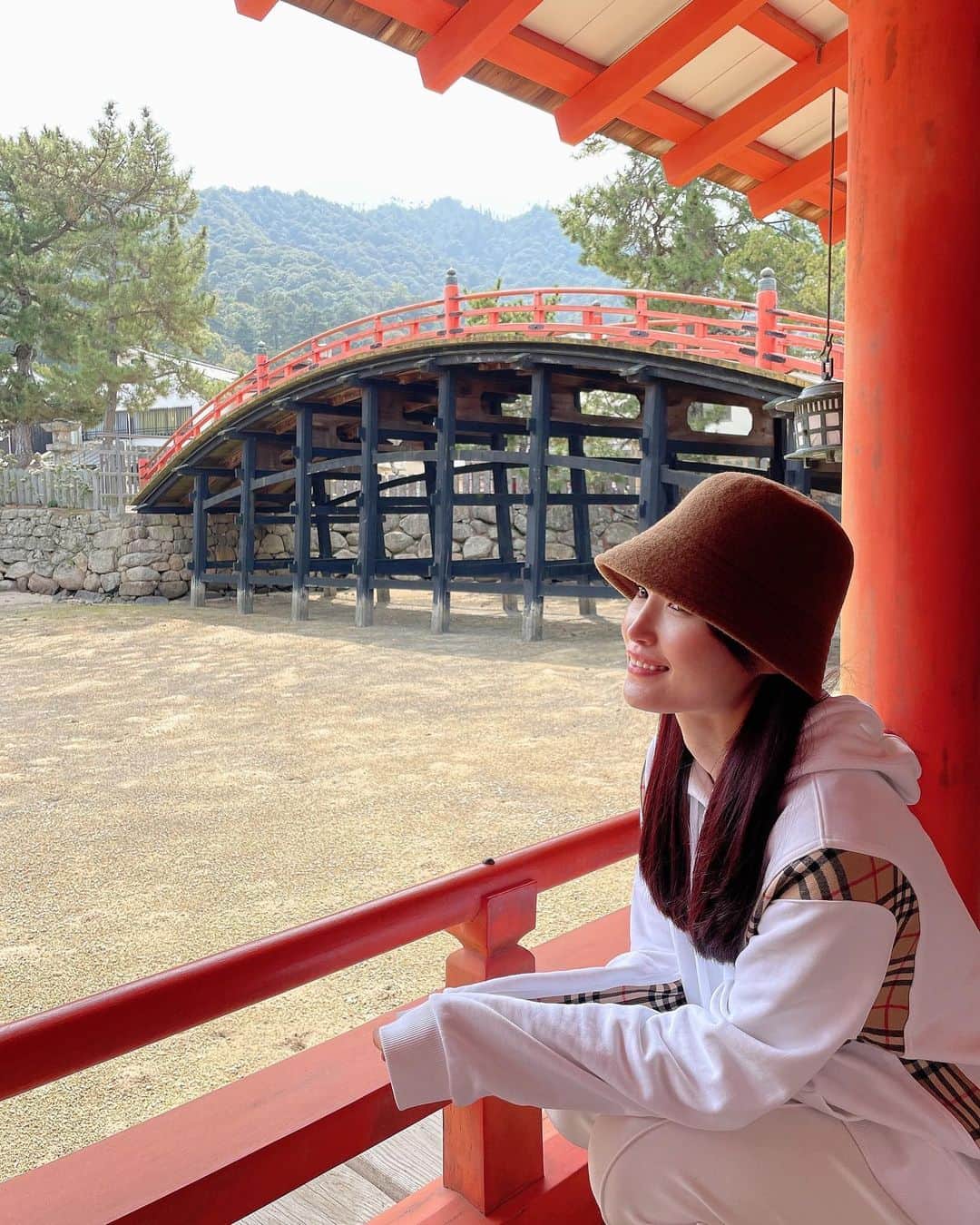 柏木葵のインスタグラム：「傾斜エグめの橋  #広島 #宮島 #厳島神社 #橋 #傾斜 #どうやって渡るの」