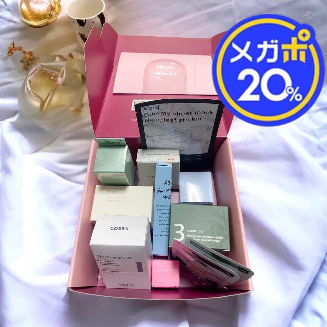 のインスタグラム：「. ♡Qoo10 Mega Kit♡ 4/1(0:00)〜4/7(23:59)まで対象商品を購入すると、購入金額の20％がポイント還元されるキャンペーン中です🛒💕 . 宝石箱みたいなキットをギフティングしてもらったので、レポ\( ˆoˆ )/ . . . ♡NATURE REPUBLIC♡ PROBIOエッセンスミニクッション . ♡Laneige♡ リップスリーピングマスク . ♡Abib♡ ドクダミステッカー . ♡Snp♡ ゴールドコラーゲンパーフェクションアイパッチ . ♡VT Cosmetics♡ シカレチAエッセンス0.1 . ♡rom&nd♡ ベアウォータークッション . ♡Milk Baobab♡ シカボディスクラブウォッシュ . ♡COSRX♡ ザ・ビタミンC23 . ♡Numbuzin♡ 緑茶炭毛穴クレンジングバーム . ♡Milk Touch♡ オールディマスカラ(ボリューム＆カール) . . . Laneigeのリップスリーピングパックがとくにお気に入りです♡ . なかなか夜用のリップはこういったキットに入っているときしか使う機会がなさそうだったので✨ . 夜たっぷり塗って寝るも良しなんですが、朝起きて顔洗って準備しているあいだにリップパックしていると、メイク始めたときにぷるぷるなるので活用してます😻 . . . 今日の20:00〜はこのキットが当たるLIVE配信もあるみたいなのでぜひに♡ . . . @qoo10.official  #Qoo10MegaKit #Qoo10 #メガPOINT #pr」