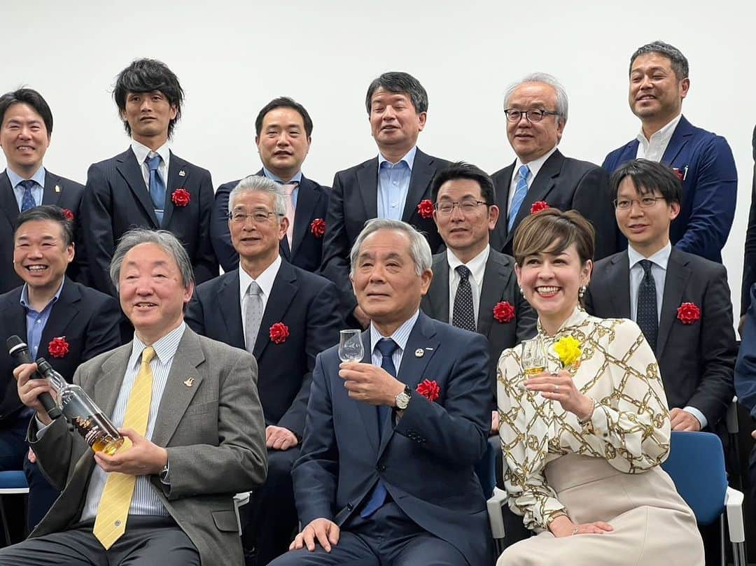 トムセン陽子さんのインスタグラム写真 - (トムセン陽子Instagram)「昨日のジャパニーズウイスキーイベント、お越しいただいた皆様、配信でご覧いただいた皆様、ありがとうございました❣️ 一斉乾杯、テンション上がりました😊✨️  その他にも色々感慨深い場面が。 サントリーの名誉チーフブレンダー輿水さんと一緒にMCできたのは、本当に光栄でした。  イベント後はウイスキー仲間とバーで打ち上げ🥃✨️ 2019年にアイラ島ツアーに参加した時からのご縁。 昨夜もウイスキーの話だけで4時間(笑) 毎回最高に盛り上がる仲間です✨️  そんなこんなでウイスキー三昧の1日、とってもhappyでした🥃♥️  #ウイスキー #whisky #ジャパニーズウイスキーの日」4月2日 16時19分 - yokothomsen