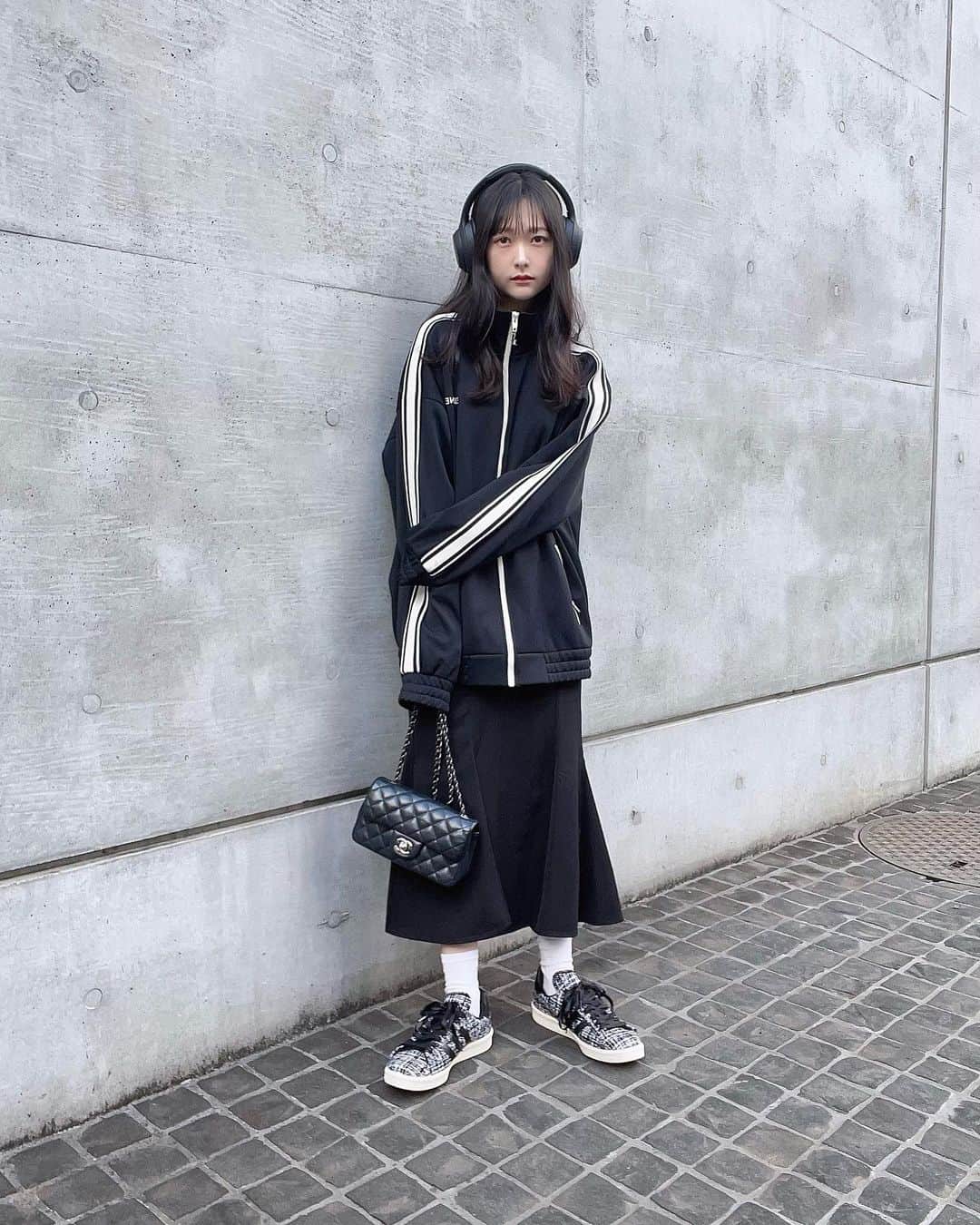 のインスタグラム：「私服🥺🖤 まっくろ〜🥺🖤」