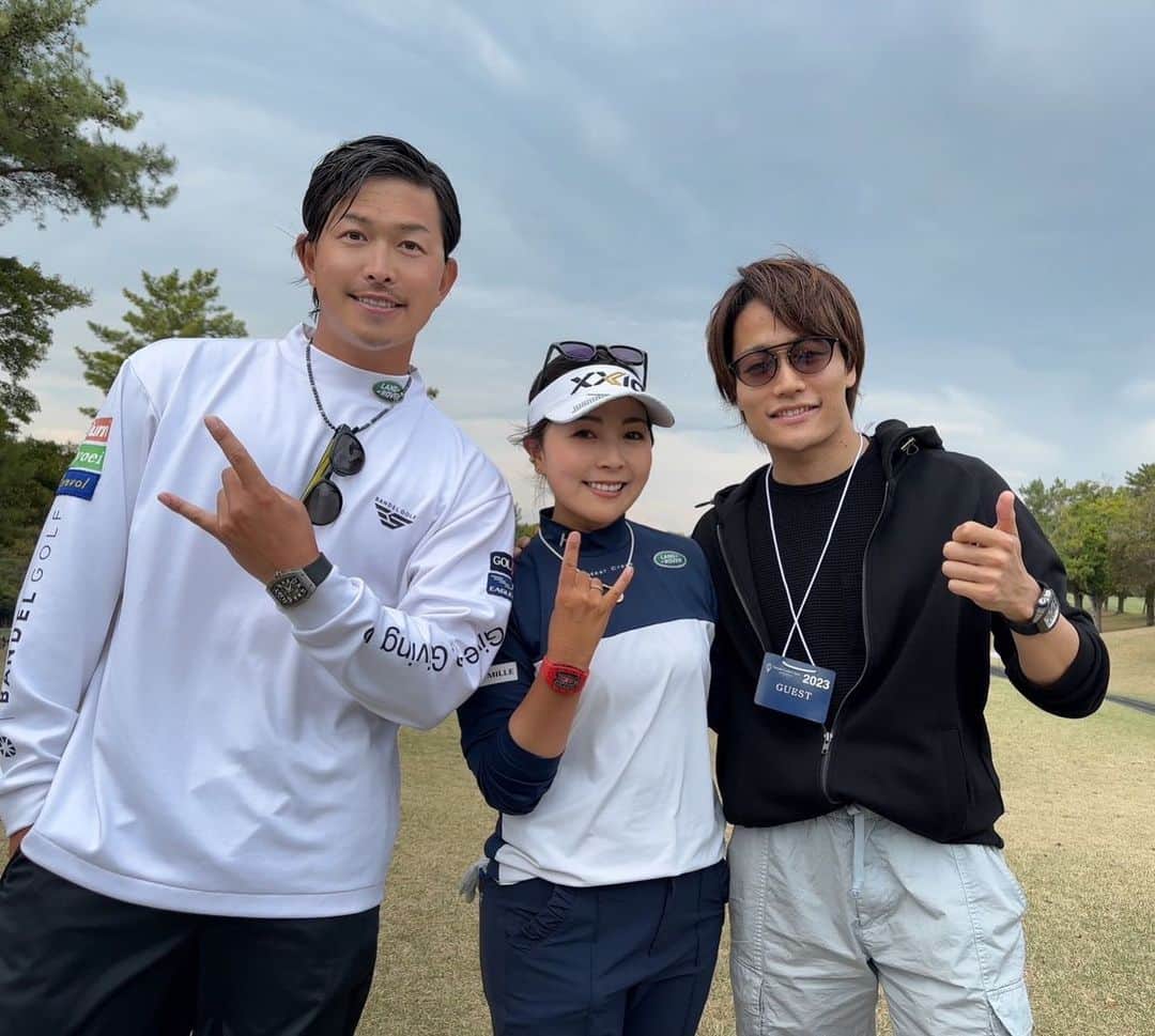 松下信治のインスタグラム：「今日は朝1からリシャールファミリーのセレナとショウタの応援にヤマハレディースオープン⛳️に行って観戦させていただきました。  まずはセレナ&ショウタの見事な追い上げと、凄まじい集中力に脱帽でした。風とか気温で変わりゆくグリーンを分析しながら進んでいく2人の共闘が印象的でした。  そして、ファンの方への対応だったり、プロ意識の高さも本当に勉強になりました。レース界で活動する僕も見習わせてもらいたい事が沢山ありました。  なにより、こうしてトップ最前線で戦うファミリーがいて、その真っ直ぐな姿勢を近くで見させてもらえた事に心から感謝したいです。  2人から受け取った力を今週は僕の開幕戦にぶつけて行きたいと思います。  お疲れ様☺️今週も頑張ろ‼️ @serenaaoki_official  @shota.ohnishi」