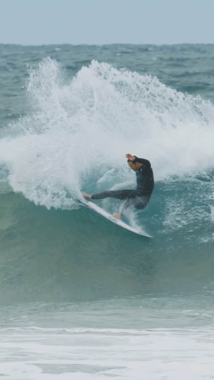 ジョーディ・スミスのインスタグラム：「Stoked to be back in Oz. A few waves from yesterday’s surf. Not the greatest conditions but nice to wash the plane ride off. 🎥 @nickchristyfilm  @oneillusa」