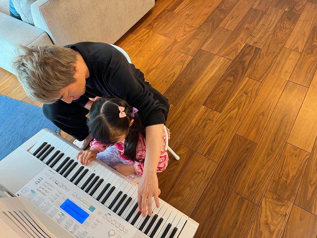 田村淳さんのインスタグラム写真 - (田村淳Instagram)「興味を持ってくれたら良いなぁ…でも押し付けるのはイヤだなぁ…とりあえずピアノを置いとけば、弾きたくなったら弾くでしょと思ってから、全く興味を持たず触れる事なくあっという間に3年経ったけど…長女６歳からまさかの「パパピアノ教えて！」という言葉が！！！待ってたよその言葉✨パパはネコ踏んじゃったを教えました。弾いてる弾いてるこのまま興味持ってくれたら良いなぁ。昼下がりに娘のピアノの音色を聴きながら紅茶を飲むのが夢なんです♪🌸  #ピアノ #猫ふんじゃった  #ネコ踏んじゃった #ねこ踏んじゃった #ねこふん #ねこふんの歌詞しっかり知らない #ねこふんって略してる人いるのかよ」4月2日 16時20分 - atsushilb