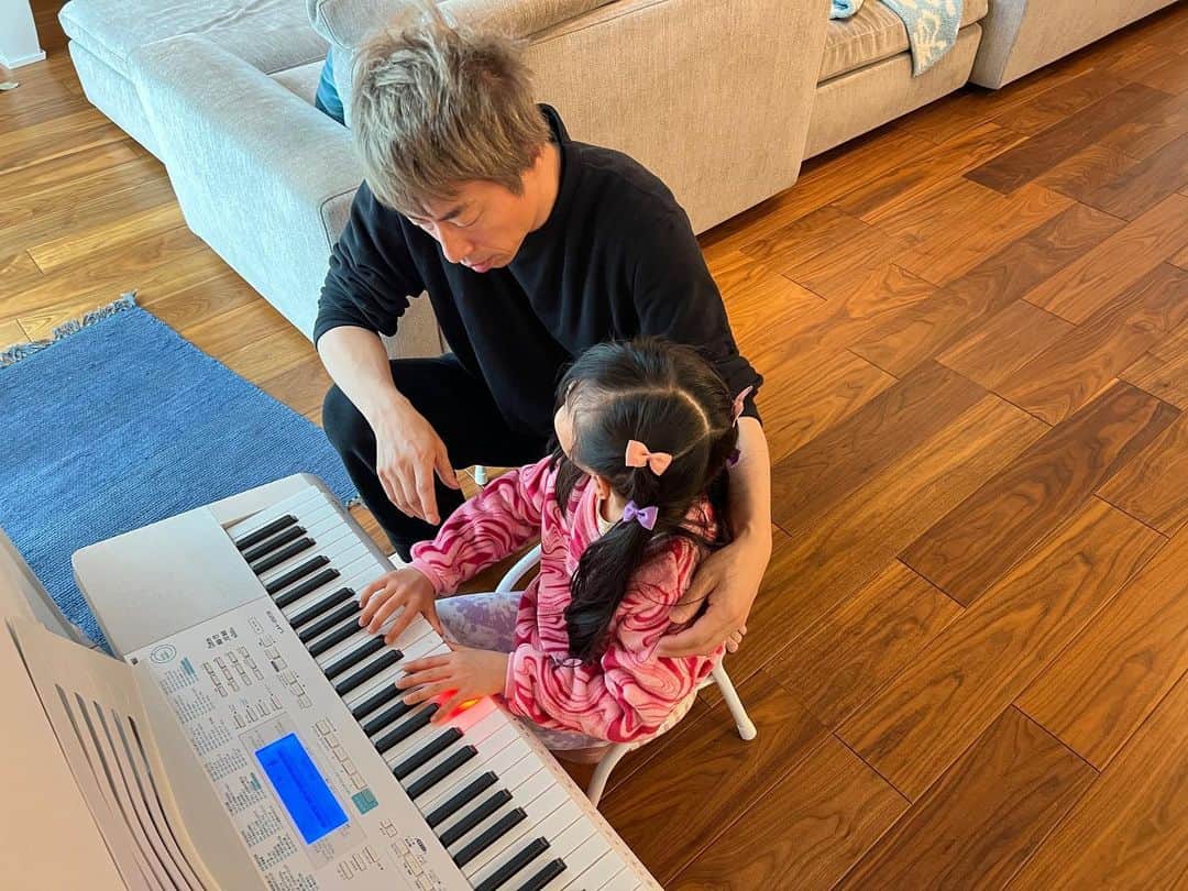 田村淳のインスタグラム：「興味を持ってくれたら良いなぁ…でも押し付けるのはイヤだなぁ…とりあえずピアノを置いとけば、弾きたくなったら弾くでしょと思ってから、全く興味を持たず触れる事なくあっという間に3年経ったけど…長女６歳からまさかの「パパピアノ教えて！」という言葉が！！！待ってたよその言葉✨パパはネコ踏んじゃったを教えました。弾いてる弾いてるこのまま興味持ってくれたら良いなぁ。昼下がりに娘のピアノの音色を聴きながら紅茶を飲むのが夢なんです♪🌸  #ピアノ #猫ふんじゃった  #ネコ踏んじゃった #ねこ踏んじゃった #ねこふん #ねこふんの歌詞しっかり知らない #ねこふんって略してる人いるのかよ」