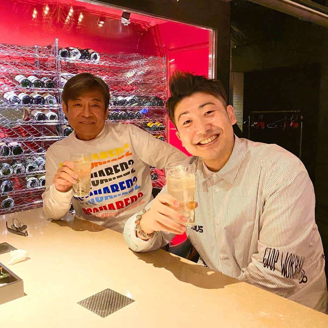 レイチェルのインスタグラム：「先日。  広島にて、  舞台でもプライベートでもずっとカッコいいお兄様との会🙇‍♂️😆🙏🍻✨✨✨✨✨  当然のことながら、たのしぃーーーかった🤣🤣🤣🤣💨💨💨💨💨🔥🔥🔥🔥🔥✨✨✨✨✨✨✨  #吉本新喜劇 #内場勝則 さん#アンド #レイチェル #年々 #ダンディーさが増していく #内場さん #本当に #いつもありがとうございます #🙇‍♂️✨✨✨」