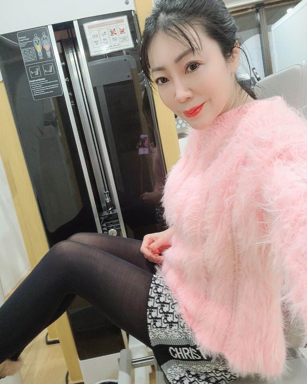 今堀恵理のインスタグラム：「コンビニジムの @chocozap_official   着替えないで靴もそのままで 待ち合わせまでの5分だけ寄って気軽にトレーニング出来る❤お出かけの用 @miimi__miimi ちゃんのニットのままでもさっと筋トレ出来る  入会すると全国どこのチョコザップも使えるよ～⤴️  【紹介コード（A4ROJ310）を「友達紹介のコードの入力」欄に入れて頂くとお得に入会出来ます  2023年4月1日から2023年5月15日まで 「入会金・事務手数料無料」  紹介コードと併用可能。  #chocozap #コンビニジム」