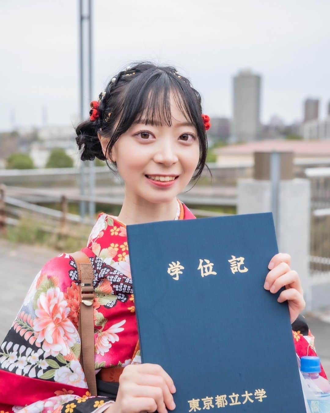 江蔵瑠美のインスタグラム：「🌸🌸  東京都立大学を卒業しました🎓 たくさんの友達に恵まれ 楽しく充実した4年間でした。  これからも日々精一杯頑張ります 引き続き宜しくお願いします  #卒業  🌸🌸  #袴コーデ #着物コーディネート #桜ポートレート #photography #卒業式ヘア #japan #japanesegirl #ポートレート #ポートレートモデル #振袖 #被写体 #被写体モデル #被写体になります #袴ヘア  #袴ヘアセット #サロンモデル募集中  #サロンモデル  #サロンモデル希望  #サロンモデル東京 #袴ヘア  #袴 #振袖 #振袖ヘア #卒業証書 #卒業式ヘアセット #卒業フォト  #卒業袴コーデ  #卒業袴ヘア #黒髪女子 #ポートレート募集  #袴撮影」