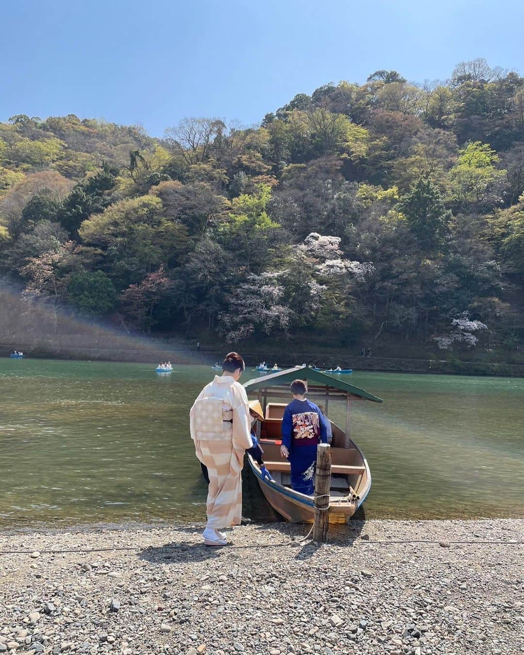 麻生あくらさんのインスタグラム写真 - (麻生あくらInstagram)「今年も皆で桜が見れて幸せ♡ 感謝🌸🌸🌸  #お花見 #山桜 #舟あそび #花筏 #花も団子も🌸🍾🐷 #京都 #kimono」4月2日 16時35分 - akura_akura