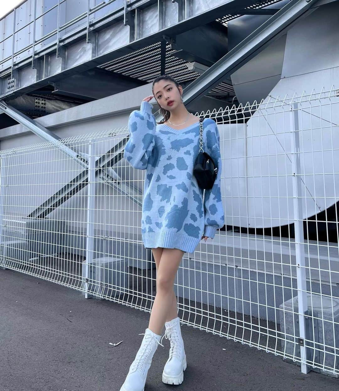 神田萌衣のインスタグラム：「春は明るめの服着たくなるし 足とかお腹とか出しがち🤫」