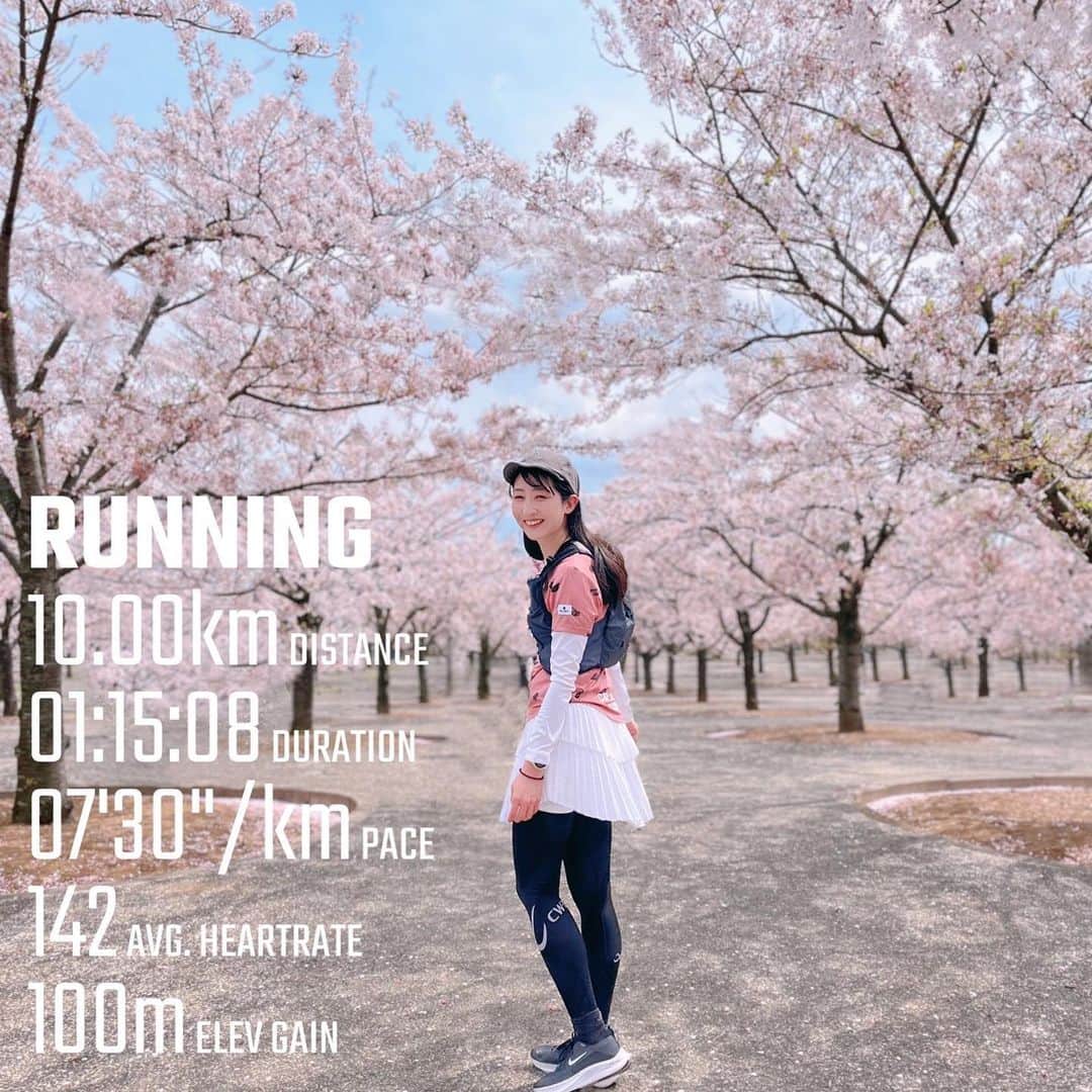 土屋香織さんのインスタグラム写真 - (土屋香織Instagram)「🏃🏻‍♀️.𝟷𝟶.𝟶𝟶 🅚🅜 𝚛𝚞𝚗𖤐𖤐𖤐 お花見ラン🌸桜吹雪𓂃*·🌸 色んなお花がきれいな季節✨走ってて見つけるのが楽しい☺️ 脚の不調と花粉を言い訳に 3月の走行距離はなんと10.8kmでした🤣 だいぶ過ごしやすくなったし 🐖化に歯止めがかからないのでもうちょっと走ります😇 体重鰻登り😇 . @aminovalue さんから頂いた  #アミノバリュー を持って走ってます♪ . 人間のカラダで作ることができない必須アミノ酸BCAAを美味しく手軽に摂取できるドリンクで昔から愛飲してます♡ 肝不全用アミノ酸製剤のアミノレバンをベースに開発されているそうで、信頼できるドリンク✨  美味しくて大好き❣️ . . . #873ラン #花見ラン #アミノバリューフォトコンテスト #イケイケアミノさん #モニター #はしりますたぐらむ #はしりましたぐらむ #ハシリマスタグラム #ハシリマシタグラム #ランニングママ #happyrun #happyrunning #ランニング女子 #vic_season #走れることに感謝 #instarunners #幕張豊砂駅 #幕張豊砂 #海浜幕張」4月2日 16時42分 - kaorintsuchiya