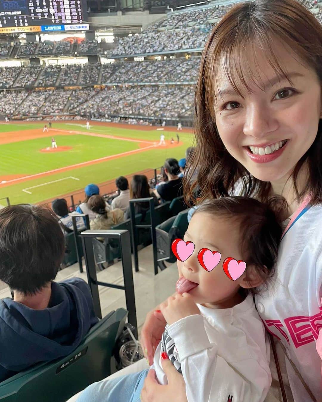 芳賀愛華のインスタグラム：「. やっと行けた⚾️❤️❤️ ずっと楽しみにしてた#エスコンフィールド北海道 近い！すごい！興奮！😆 息子も周りの歓声とか拍手真似て楽しんでた🤭👏 次は勝つぞー！😉✊」