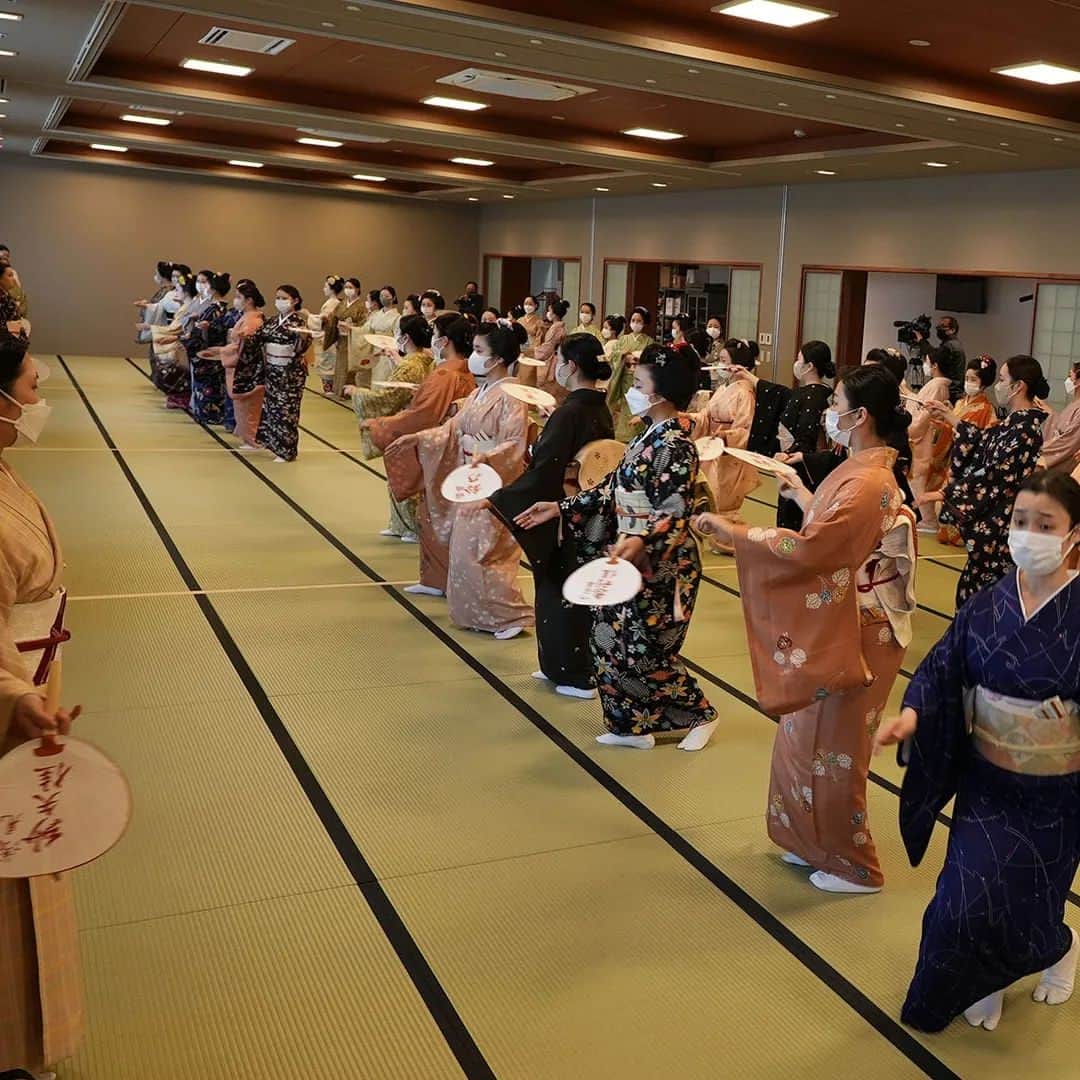 常盤貴子さんのインスタグラム写真 - (常盤貴子Instagram)「4月1日から「都をどり」始まりました✨  耐震工事やコロナを経て、7年振りの祇園甲部歌舞練場での開催。  今回の京都画報のテーマは、「都をどり」。  Netflix「舞妓さんちのまかないさん」でも舞をご指導くださった人間国宝・京舞井上流五世家元の井上八千代先生のお稽古姿、お話は必見。  舞妓さんちのまかないさんで、衣装のアドバイスなどでご協力くださった芸鼓さんの槇子さんのお話も、歴史を感じ沁みました。  すぐ行きたくなること間違いなしなお店も（笑）  「都をどり」で春の訪れを感じる京都旅、してみませんか✨  #京都画報 @kbs_kyoto_official  @bs11_kyoto @tokyomx.9ch @miyako_odori @miwaaaaakochan @giontakeka @izuju.gion  @the_makanai」4月2日 16時46分 - takakotokiwa_official
