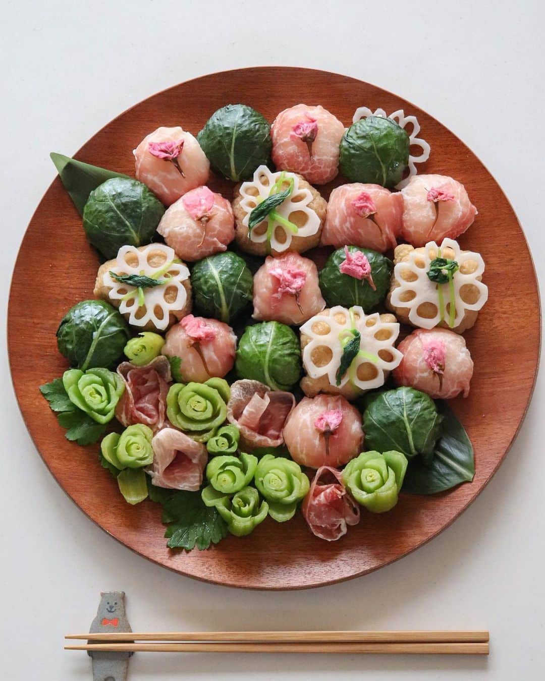ｒｉｉさんのインスタグラム写真 - (ｒｉｉInstagram)「2023.4.2  小松菜の芯でお花のお漬物🌸  手まり寿司に添えてみました お弁当にも飾ってあげるとかわいいと思います 先日の夜ごはんでした  さて、夕飯の支度をしたら 半身浴しよう #小松菜#小松菜レシピ#小松菜の芯#手まり寿司#デコ寿司#デコごはん#sushi#cutefood#riiごはん#レシピ#レシピ動画#動画レシピ#おうちごはんlover#フーディーテーブル#料理動画#お寿司」4月2日 16時49分 - yur_rii