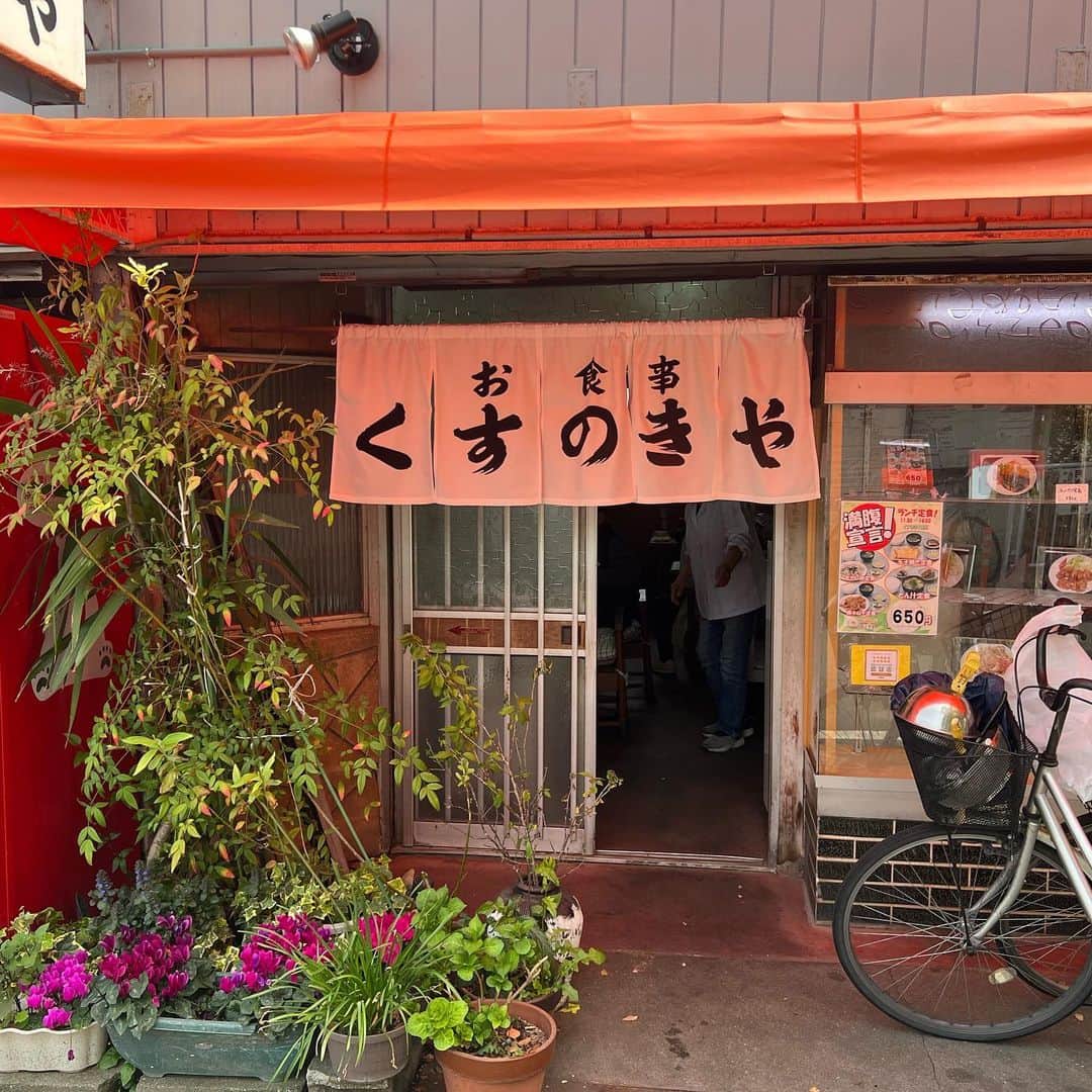 松尾諭さんのインスタグラム写真 - (松尾諭Instagram)「「拾われた男」のロケ地にもなった尼崎のくすのきや食堂。 でっかいシャケとよく味の染み込んだおでん。近所に欲しい定食屋です。  #拾われた男  #くすのきや食堂  #野本のうどん屋 #シャケ定食」4月2日 16時54分 - satoru_matsuo