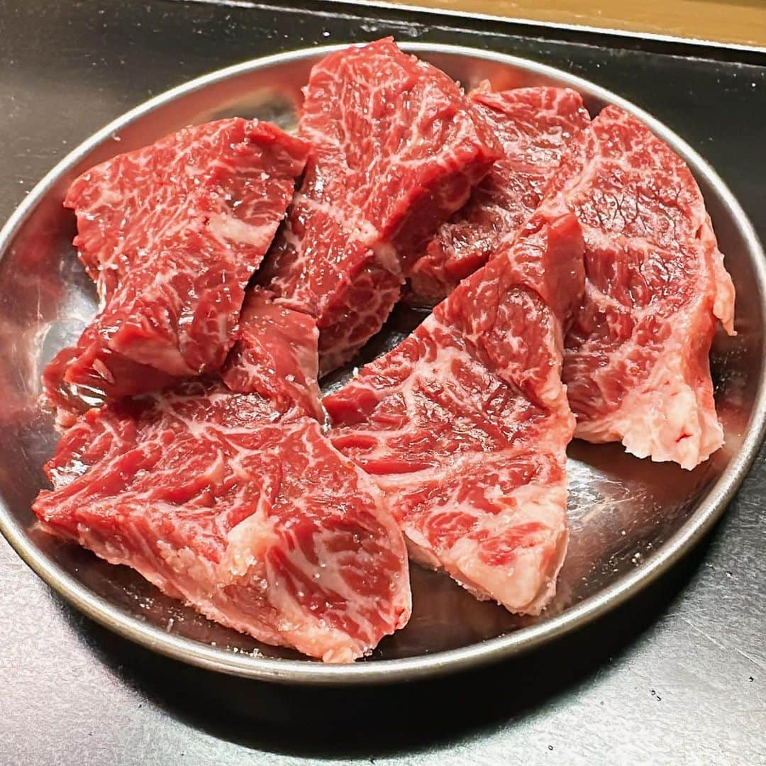 山岸久朗さんのインスタグラム写真 - (山岸久朗Instagram)「続き。  まり子ママを焼肉かつらぎにアテンドさせていただきました。知的好奇心モンスターまりまりの話、どれもこれもバリおもしろいです😂  #焼肉かつらぎ  #焼肉 #かつらぎ #堺焼肉 #堺市 #堺市北区 #堺グルメ #藤崎 #クラブ藤崎 #藤崎まり子  #まり子ママ」4月2日 16時52分 - yamaben