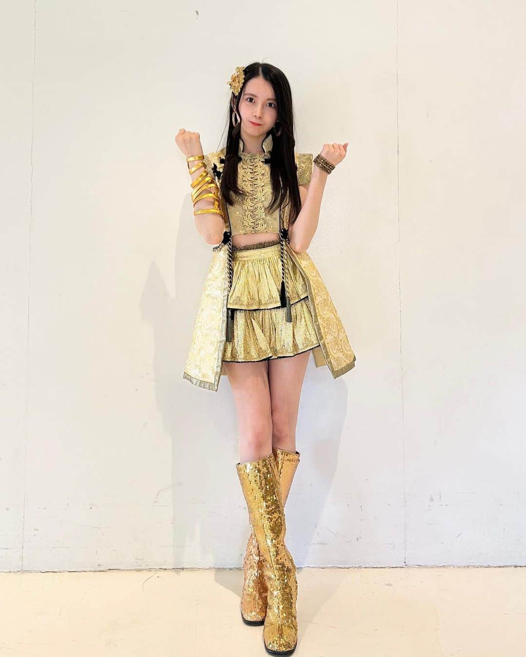 水島美結のインスタグラム：「ずっと憧れの衣装着ることができました✨  #アイドル衣装 #アイドル  #衣装  #akb48 #フライングゲット #ゴールド」