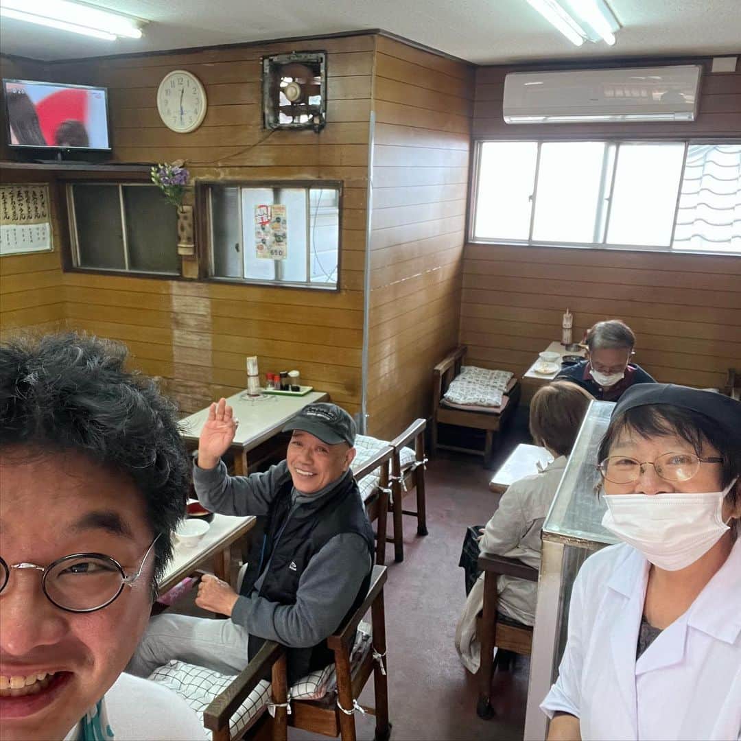 松尾諭のインスタグラム：「「拾われた男」のロケ地にもなった尼崎のくすのきや食堂。 でっかいシャケとよく味の染み込んだおでん。近所に欲しい定食屋です。  #拾われた男  #くすのきや食堂  #野本のうどん屋 #シャケ定食」