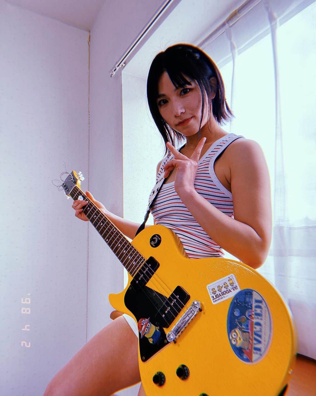 村上りいなさんのインスタグラム写真 - (村上りいなInstagram)「Guitar practice now.  何も考えないでギター弾いてると落ち着く。頑張ろう。  #hujicam #ギター」4月2日 16時56分 - riina_murakami