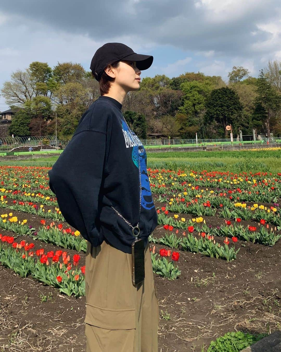 岩本ライラのインスタグラム：「チューリップ畑🌷  花見してかなり気分転換なりました、外の空気吸うの大事ね。  展示会で選んだものが続々と届いた頃はまだまだ妊婦で、お腹がへっこんでやっと着れるように！感動！お腹が軽い🥹  着替えて登場したらレニーかと思った！てミオに言われました確かに笑  #タグ２枚目です #キョウノシフク」