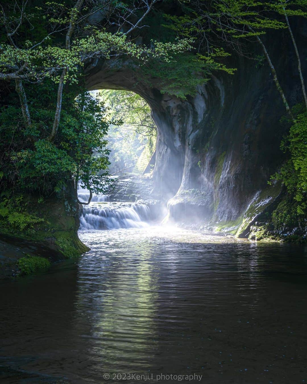 旅行メディア・じゃらん〈公式〉さんのインスタグラム写真 - (旅行メディア・じゃらん〈公式〉Instagram)「#亀岩の洞窟 #濃溝の滝 豊かな自然あふれる千葉県君津市の亀岩の洞窟。 洞窟から差し込む光が幻想的です。 . . ━━━━━━━━━━━━━━━ 📍 千葉県「亀岩の洞窟」 📷 @kenzy1983 📅 2022.4.23 ━━━━━━━━━━━━━━━ . . #jalan_travel　をつけていただいた中からpick upしました 素敵なお写真をありがとうございました┈✈︎ . . ☑ 新型コロナウイルス感染症拡大防止の観点から、各自治体により自粛要請等が行われている可能性があります。ご利用の際には、あらかじめ最新の情報をご確認ください。また、感染拡大の防止に充分ご配慮いただくようお願いいたします。 ☑ #jalan_travel をつけて、ぜひ今までの旅行先の思い出写真を投稿してください。このアカウントでご紹介させていただきます。(じゃらんニュースでも紹介される可能性があります） . . . . . . #いつか行きたい #じゃらん #観光 #観光地 #観光スポット #旅行 #旅行好きな人と繋がりたい #旅行好き #japantravelphoto #japantrip #japantravel #国内旅行 #絶景 #絶景スポット #誰かに見せたい景色 #誰かに見せたい風景 #千葉 #千葉観光 #千葉旅行 #千葉ドライブ #大自然 #chiba #清水渓流広場」4月2日 17時00分 - jalan_net