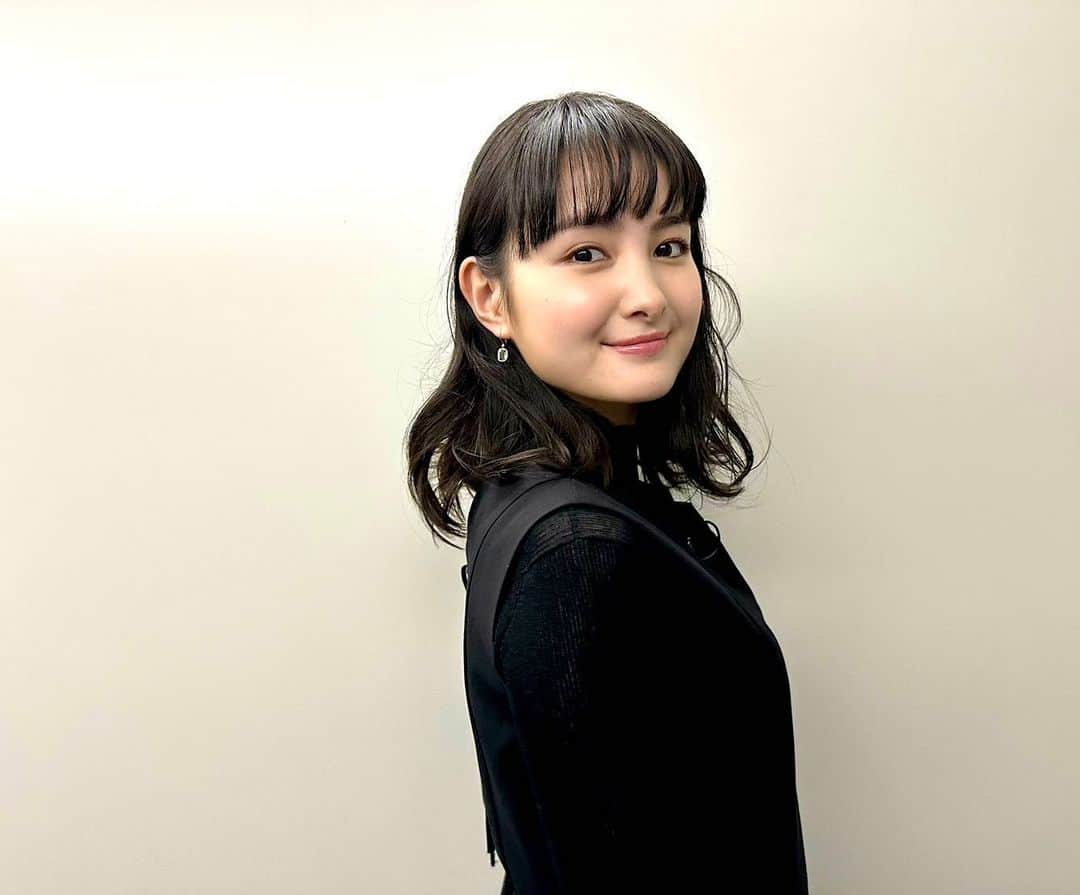 のインスタグラム：「「カワシマの穴」第2弾  お邪魔しました！ かなり、かなりシュールな仕上がりになっているはずです…😂！  新体験のバラエティでした笑 今日、4月2日23時から放送です。お楽しみに！  👗 @elendeek @lephil_official 👠 @freelance_paris 💍 @mariha_official  #drチョコレート」