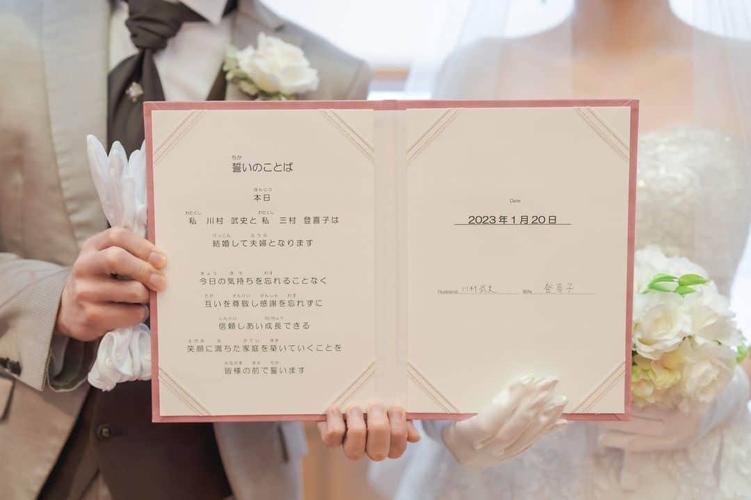 【公式】小さな結婚式さんのインスタグラム写真 - (【公式】小さな結婚式Instagram)「. @petit.wedding をフォローしてね♩ #小さな結婚式 をつけてのお写真投稿も大歓迎です♡ こちらの公式IGでリグラムさせていただきます＊ . 新郎新婦おふたりの大切なゲストに 永遠の愛を誓う人前式は 近年人気の挙式スタイル✨  オリジナリティ溢れる結婚式を叶えたいカップルに 特におすすめの演出です◎ . >>#小さな結婚式小樽店 . ——————— #petitwedding #ラヴィファクトリー #前撮り #結婚式 #プレ花嫁 #卒花 #家族婚 #少人数結婚式 #ウェディング #wedding #bridal #weddingdress #花嫁 #挙式 #結婚式準備 #式場探し #日本中のプレ花嫁さまと繋がりたい #結婚式の思い出に浸る会 #結婚準備 #北海道花嫁 #ウェディングフォト #花嫁コーディネート #人前式 #挙式スタイル #誓いの言葉 #ウエディングアイデア #オリジナルウェディング #2023春婚」4月2日 17時05分 - petit.wedding