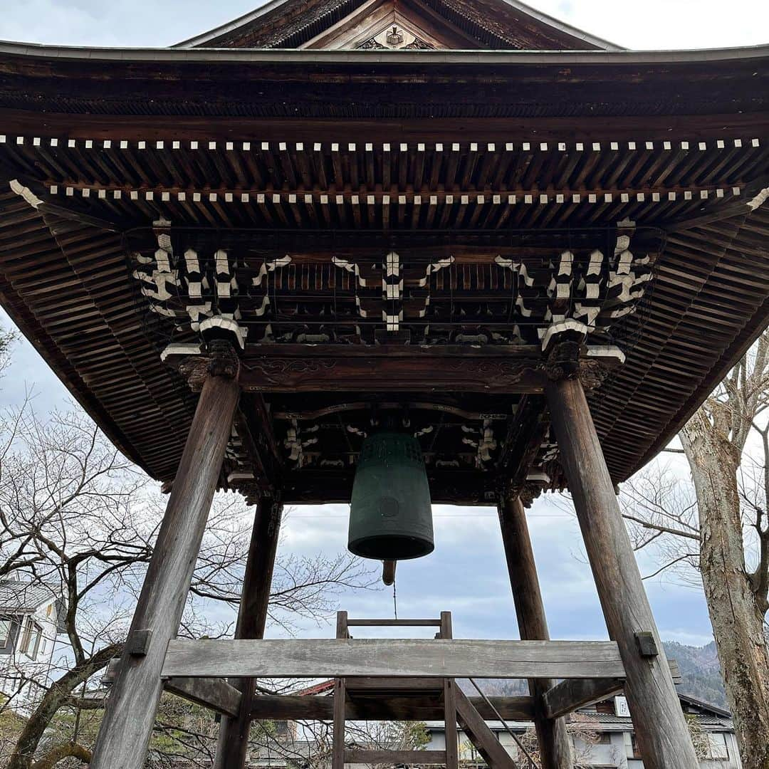 田中順也さんのインスタグラム写真 - (田中順也Instagram)「今年の僕のホームタウン大使は飛騨市！ということで前のオフに飛騨市に行ってきました！  ホームタウンの看板がまだ届いてなかったので、あゆとツーショット撮っておきましたw  今回は飛騨古川と飛騨高山を観光しましたが、1日では足りなかったー！そりゃそうだよね。。魅力が多すぎて回りきれません。w  古き良き街並みや、歴史にただただ感動しました。  美味しい蕎麦はもちろん五平餅や飛騨牛串、飛騨牛コロッケを食べ歩き。  最高だよ岐阜県 ありがとう岐阜県  まだまだ岐阜県楽しみます😁  #ホームタウン #今年は #飛騨市 #歴史 #風情 #満点 #岐阜県」4月2日 17時12分 - junyatanaka18