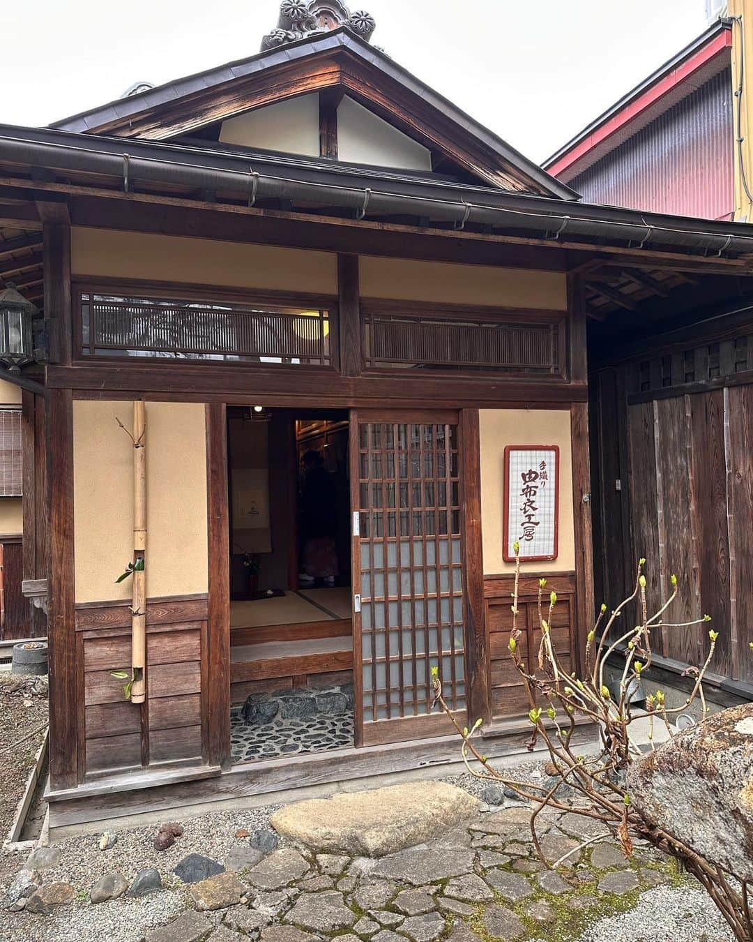 田中順也さんのインスタグラム写真 - (田中順也Instagram)「今年の僕のホームタウン大使は飛騨市！ということで前のオフに飛騨市に行ってきました！  ホームタウンの看板がまだ届いてなかったので、あゆとツーショット撮っておきましたw  今回は飛騨古川と飛騨高山を観光しましたが、1日では足りなかったー！そりゃそうだよね。。魅力が多すぎて回りきれません。w  古き良き街並みや、歴史にただただ感動しました。  美味しい蕎麦はもちろん五平餅や飛騨牛串、飛騨牛コロッケを食べ歩き。  最高だよ岐阜県 ありがとう岐阜県  まだまだ岐阜県楽しみます😁  #ホームタウン #今年は #飛騨市 #歴史 #風情 #満点 #岐阜県」4月2日 17時12分 - junyatanaka18