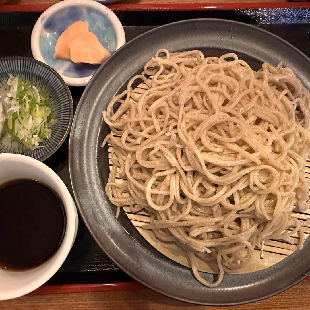 田中順也さんのインスタグラム写真 - (田中順也Instagram)「今年の僕のホームタウン大使は飛騨市！ということで前のオフに飛騨市に行ってきました！  ホームタウンの看板がまだ届いてなかったので、あゆとツーショット撮っておきましたw  今回は飛騨古川と飛騨高山を観光しましたが、1日では足りなかったー！そりゃそうだよね。。魅力が多すぎて回りきれません。w  古き良き街並みや、歴史にただただ感動しました。  美味しい蕎麦はもちろん五平餅や飛騨牛串、飛騨牛コロッケを食べ歩き。  最高だよ岐阜県 ありがとう岐阜県  まだまだ岐阜県楽しみます😁  #ホームタウン #今年は #飛騨市 #歴史 #風情 #満点 #岐阜県」4月2日 17時12分 - junyatanaka18