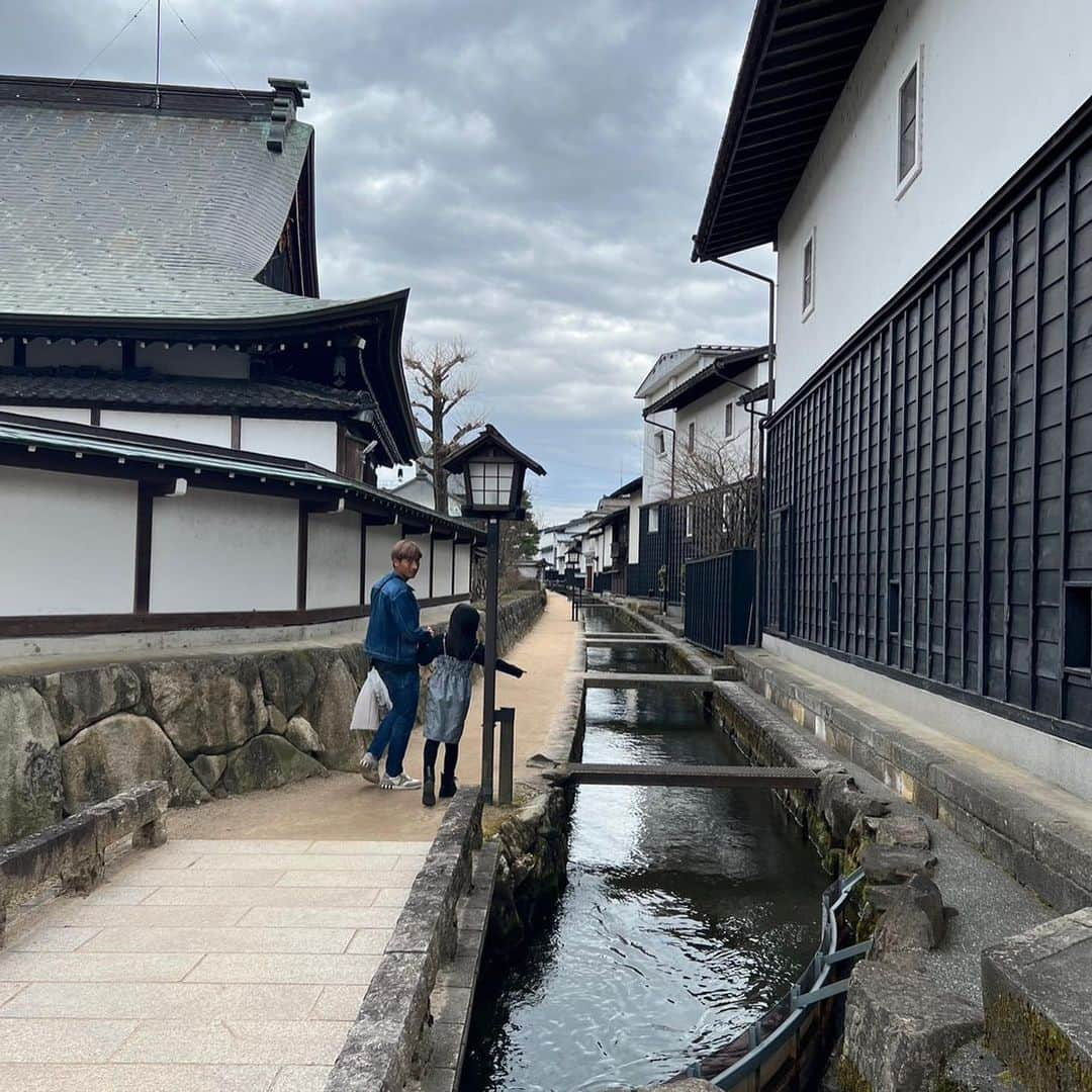 田中順也さんのインスタグラム写真 - (田中順也Instagram)「今年の僕のホームタウン大使は飛騨市！ということで前のオフに飛騨市に行ってきました！  ホームタウンの看板がまだ届いてなかったので、あゆとツーショット撮っておきましたw  今回は飛騨古川と飛騨高山を観光しましたが、1日では足りなかったー！そりゃそうだよね。。魅力が多すぎて回りきれません。w  古き良き街並みや、歴史にただただ感動しました。  美味しい蕎麦はもちろん五平餅や飛騨牛串、飛騨牛コロッケを食べ歩き。  最高だよ岐阜県 ありがとう岐阜県  まだまだ岐阜県楽しみます😁  #ホームタウン #今年は #飛騨市 #歴史 #風情 #満点 #岐阜県」4月2日 17時12分 - junyatanaka18