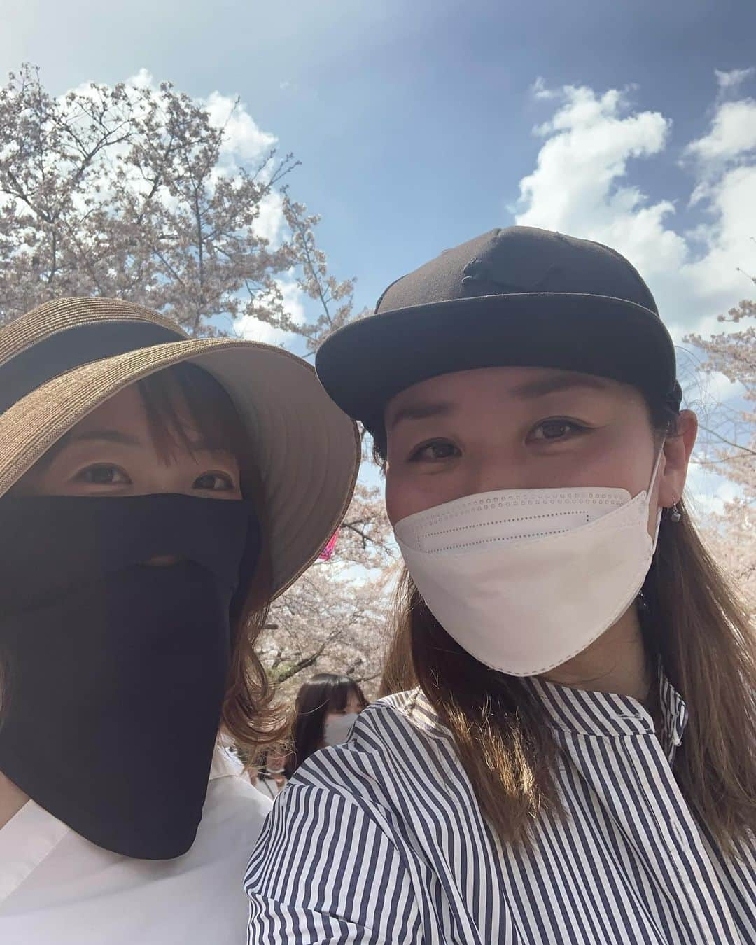 祐澄しゅんのインスタグラム：「初めて行きました！ 万博記念公園！！！ お花見や何かイベントで凄い人💦 ハマに誘ってもらって炎天下でも楽しみました〜 いつも有り難う〜 そんな中たまたま近くだったこのお方！同期の妃咲せあらちゃん✨ 引き寄せるね〜w 子どものお昼寝もあってサクッと帰ったけど、お陰でお出かけできて良かった💕 #万博記念公園 #初めて #お花見 #同期 #妃咲せあら ちゃん#88期 #祐澄しゅん」