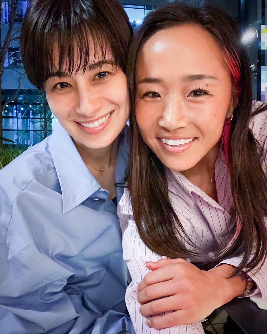 のインスタグラム：「. April🩵🩷🩵🩷  いつも私の話を大爆笑しながら聞いてくれながらも 的確なアドバイスやコメントをくれるちーちゃん☝️ いつもありがと〜💟 待ち合わせしてびっくり！笑 同じようなシャツとフレアパンツだった日。🥰😂  #april#friend#dinner#memory#smile#sunshine#spring #beauty#strong#funny#lovely#tokyo#japan#2023」