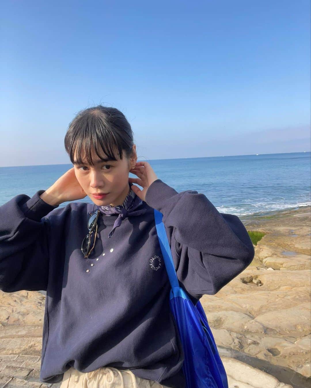 田中シェンさんのインスタグラム写真 - (田中シェンInstagram)「海、入る...！？  Tops @oldfolkhouse  Pants @universal.style.wear  Bag @mackintoshphilosophy  Shoes @clarksoriginals   そうだ、海を見よう！ と藤沢に朝ご飯食べにいきました🐟  #稲村ヶ崎海岸  @yoridocoro  江ノ電が目の前を通るご飯って どんな気持ち？と思い7:00開店の7:20 に到着するも、もう1時間待ち。 お店からの電話を待ちながらも海岸を満喫しました🌞 人気の江ノ電席は3席しかない&席は 選べないので、完全に運です‼️ 外に座れなくて顔が死んでるけど、あじ干物定食 はふっくら美味しかったです🍙  @pacificdrivein  #七里ヶ浜海岸  満腹で海岸沿いを歩くこと15分、 ドライブインにウォークインしました🚶🏻‍♀️ アイスコーヒーが渋め(濃いめ？)で好きでした。 座って日向ぼっこしてたらサーファー🏄の方たちが 気持ちよさそうに海に入ってく。。。 羨ましい。。。。ということで2023初海も❗️  新学期、なんか身が引き締まりますね💯  Here’s a #fujisawacity breakfast recommendation! #yoridokoro is a #teishoku restaurant only 3min away From bear by beach 🏝️ they offer grilled fish set meal And what makes it special is the seat outside! Go experience a breakfast with a local train passing Right in front of u 👍❤️  #稲村ヶ崎グルメ #稲村ヶ崎カフェ #稲村ヶ崎駅  #七里ヶ浜グルメ #七里ヶ浜カフェ　#七里ヶ浜駅  #七里ヶ浜海岸駐車場 #七里ヶ浜駐車場  #湘南グルメシリーズ #湘南カフェ巡り  #海ファッション #海コーディネート #oldfolkhouse  #スウェットコーディネート #海開き  #食べ歩き旅 #朝ご飯シリーズ #江ノ電の旅  #湘南デート #湘南スタイルマガジン」4月3日 19時50分 - shen_tanaka