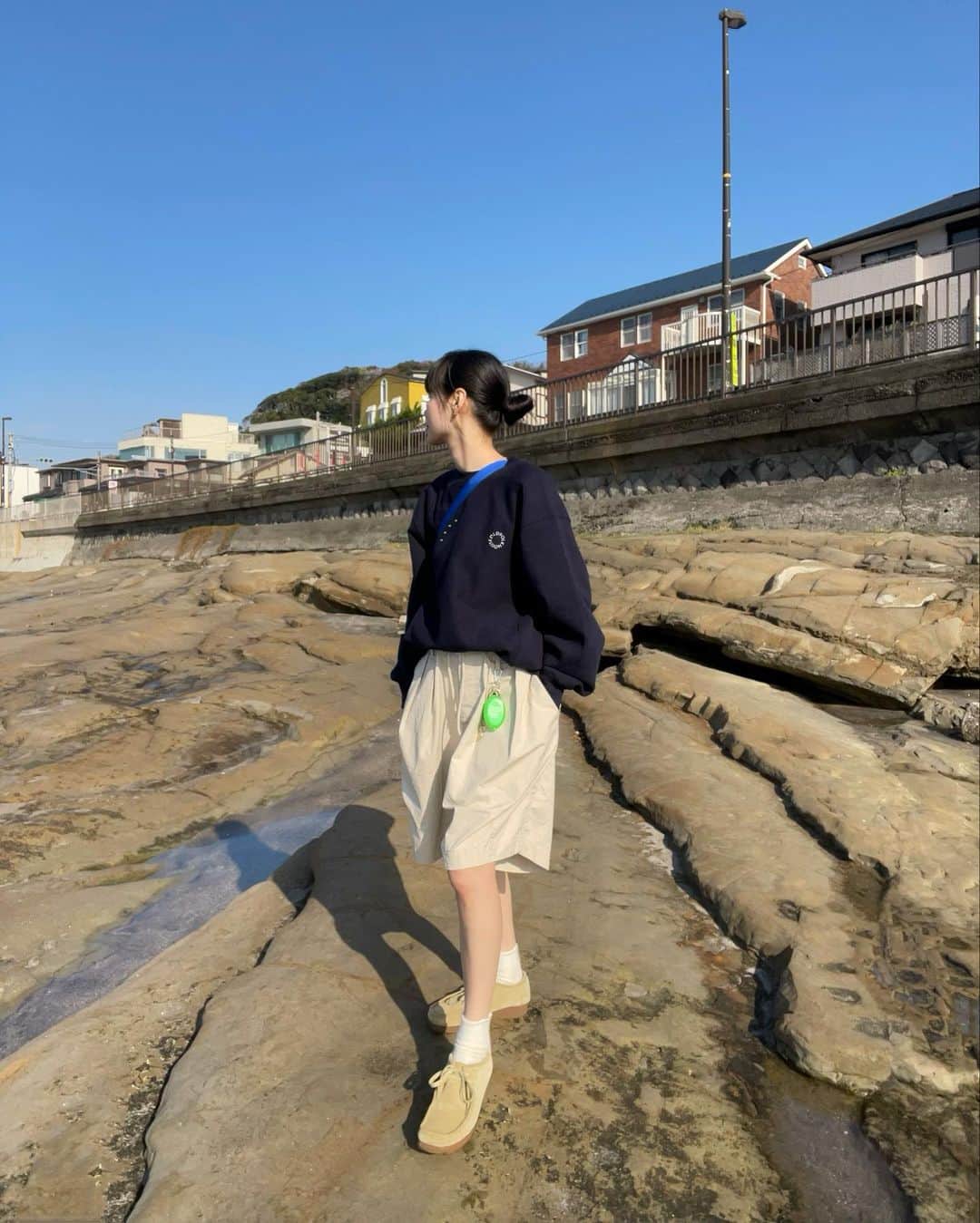 田中シェンさんのインスタグラム写真 - (田中シェンInstagram)「海、入る...！？  Tops @oldfolkhouse  Pants @universal.style.wear  Bag @mackintoshphilosophy  Shoes @clarksoriginals   そうだ、海を見よう！ と藤沢に朝ご飯食べにいきました🐟  #稲村ヶ崎海岸  @yoridocoro  江ノ電が目の前を通るご飯って どんな気持ち？と思い7:00開店の7:20 に到着するも、もう1時間待ち。 お店からの電話を待ちながらも海岸を満喫しました🌞 人気の江ノ電席は3席しかない&席は 選べないので、完全に運です‼️ 外に座れなくて顔が死んでるけど、あじ干物定食 はふっくら美味しかったです🍙  @pacificdrivein  #七里ヶ浜海岸  満腹で海岸沿いを歩くこと15分、 ドライブインにウォークインしました🚶🏻‍♀️ アイスコーヒーが渋め(濃いめ？)で好きでした。 座って日向ぼっこしてたらサーファー🏄の方たちが 気持ちよさそうに海に入ってく。。。 羨ましい。。。。ということで2023初海も❗️  新学期、なんか身が引き締まりますね💯  Here’s a #fujisawacity breakfast recommendation! #yoridokoro is a #teishoku restaurant only 3min away From bear by beach 🏝️ they offer grilled fish set meal And what makes it special is the seat outside! Go experience a breakfast with a local train passing Right in front of u 👍❤️  #稲村ヶ崎グルメ #稲村ヶ崎カフェ #稲村ヶ崎駅  #七里ヶ浜グルメ #七里ヶ浜カフェ　#七里ヶ浜駅  #七里ヶ浜海岸駐車場 #七里ヶ浜駐車場  #湘南グルメシリーズ #湘南カフェ巡り  #海ファッション #海コーディネート #oldfolkhouse  #スウェットコーディネート #海開き  #食べ歩き旅 #朝ご飯シリーズ #江ノ電の旅  #湘南デート #湘南スタイルマガジン」4月3日 19時50分 - shen_tanaka
