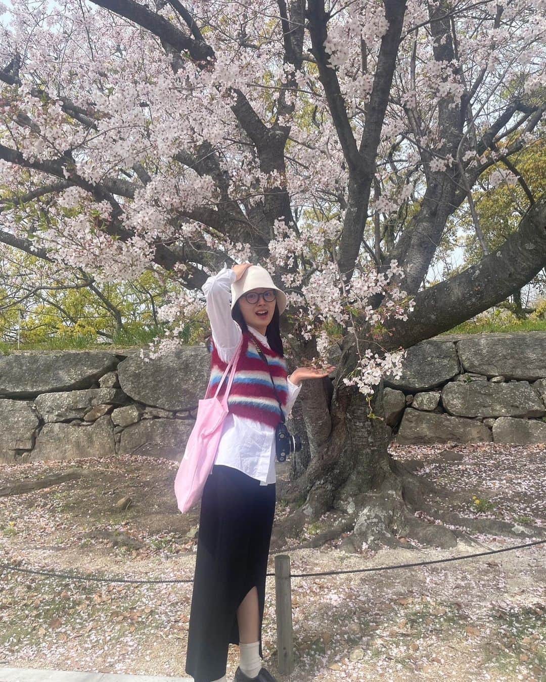川床明日香さんのインスタグラム写真 - (川床明日香Instagram)「お花見行ってきました🌸 風で舞う桜が寂しいけどすごく綺麗だったなぁ。 この日はお天気が良くて暖かかったから早めのかき氷もいただきました。」4月2日 17時13分 - asuka_tokotoko
