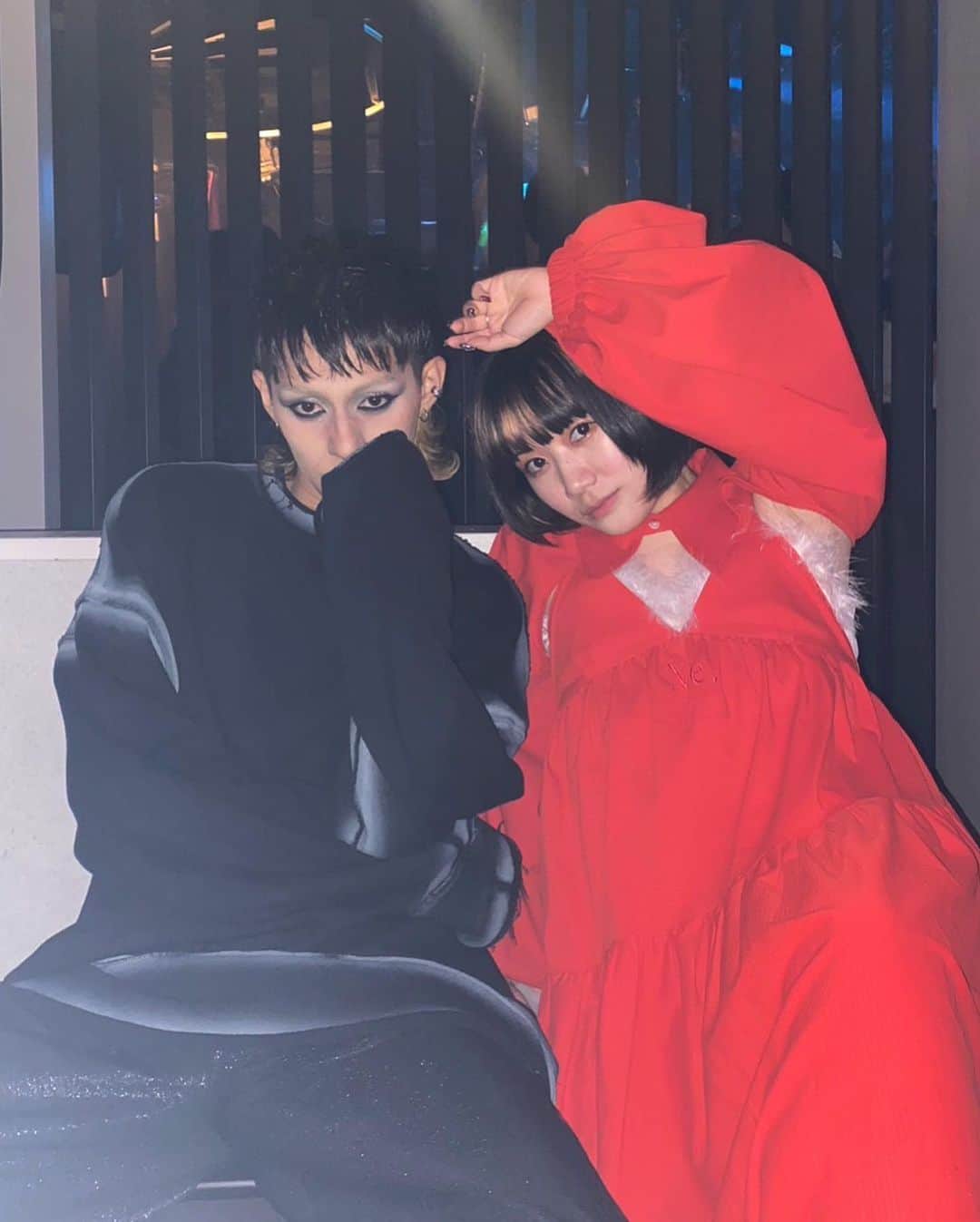 KARIN さんのインスタグラム写真 - (KARIN Instagram)「YUKI Nightありがとうございました❤️🖤  衣装は @neith.tokyo さんにリースさせて頂きました！ 赤のドレス可愛かった❣️  宇多田Nightにでてた安定のハリスさんと！」4月2日 17時14分 - karin.tempurakidz