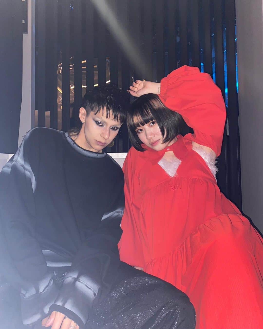 のインスタグラム：「YUKI Nightありがとうございました❤️🖤  衣装は @neith.tokyo さんにリースさせて頂きました！ 赤のドレス可愛かった❣️  宇多田Nightにでてた安定のハリスさんと！」