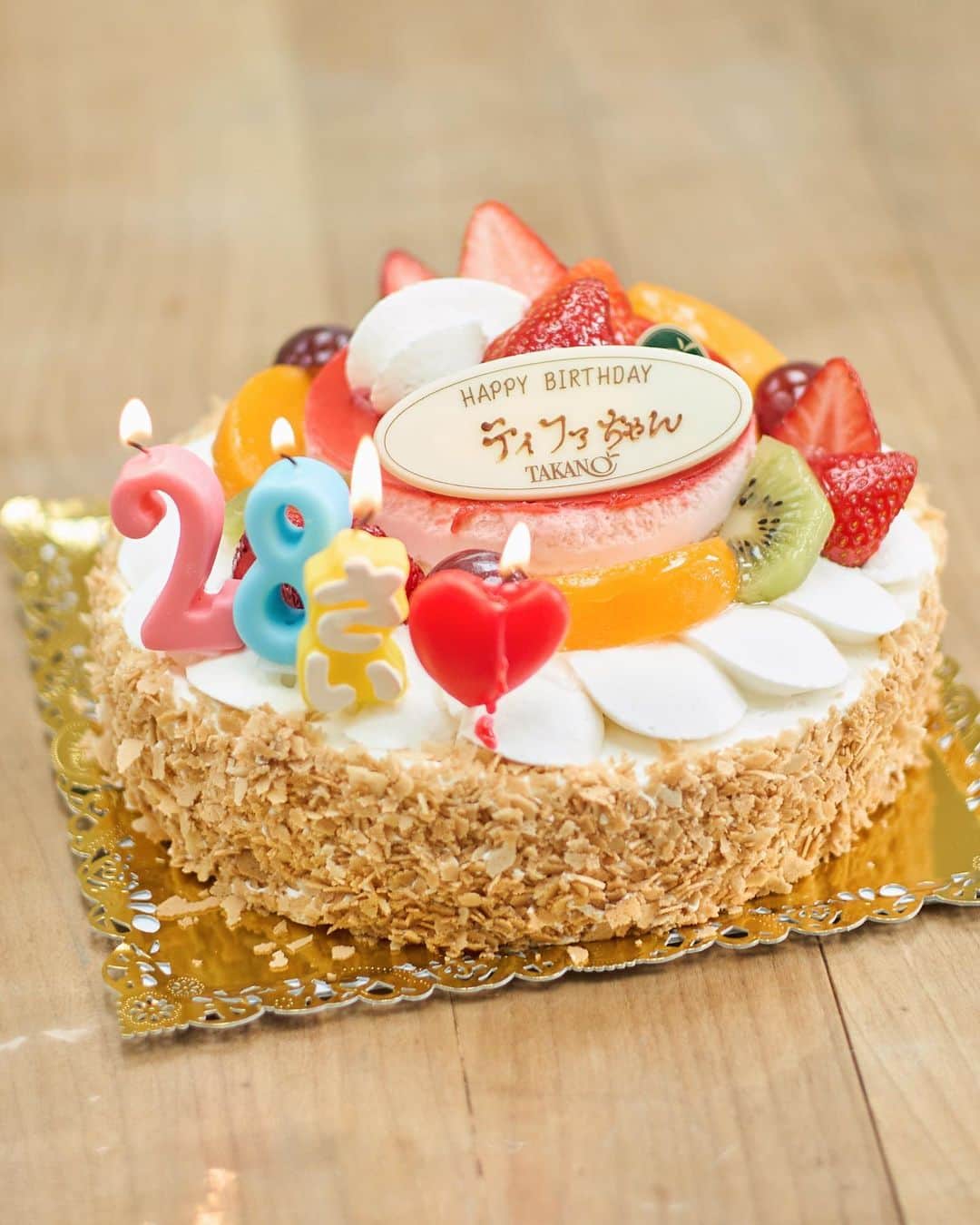 ティファニー春香のインスタグラム：「.  もう4月になってしまいましたが..！ お誕生日祝いをして頂いた時の🎂✨ 嬉しい、、（ ; ; ）♡  撮影後みんなで美味しいケーキを ぺろりと平らげました♪♪  先月は各現場でお祝いいただき 感謝でいっぱいです!!🙇🏻‍♀️🌸  本当にありがとうございます😌🙏🏻  #thankyou #birthdaycake」