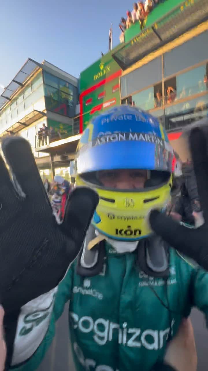 フェルナンド・アロンソのインスタグラム：「Three. In. A. Row.  @fernandoalo_oficial everyone. 👏  #AusGP 🇦🇺」