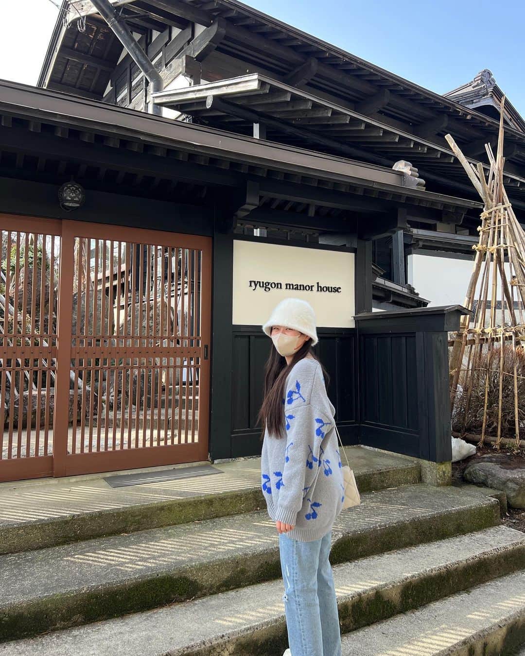 ちとせよしののインスタグラム：「スノボ旅2023載せてなかった写真まとめてみた📷 ́͏̖-  来シーズンも怪我なく楽しめますように🙏🏻 くま？の被り物可愛いでしょ🐻♡笑  #靴下がちいかわ #スノボ #スノボ女子 #新潟旅行 #龍言」