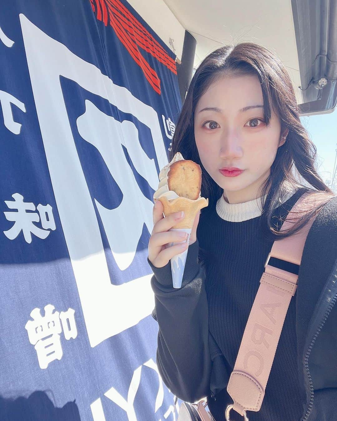 りお（民謡ガールズ）さんのインスタグラム写真 - (りお（民謡ガールズ）Instagram)「前回の投稿の八丁味噌ソフトクリームです . . . . . . . . . . . . . . . . . #八丁味噌 #味噌 #ソフトクリーム #岡崎市 #岡崎観光 #愛知グルメ #愛知観光 #岡崎観光 #japanesegirl #japanesefood #softcream #のれん #スイーツ巡り #大和撫子 #fyp #follow #japangirl #japantrip」4月2日 17時18分 - minyo__rio