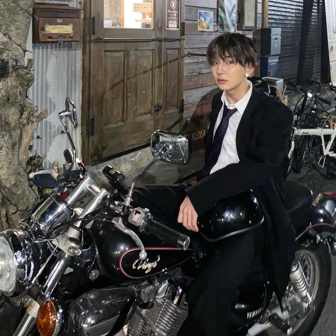 上野裕次郎のインスタグラム：「卒業式抜け出してきた。」