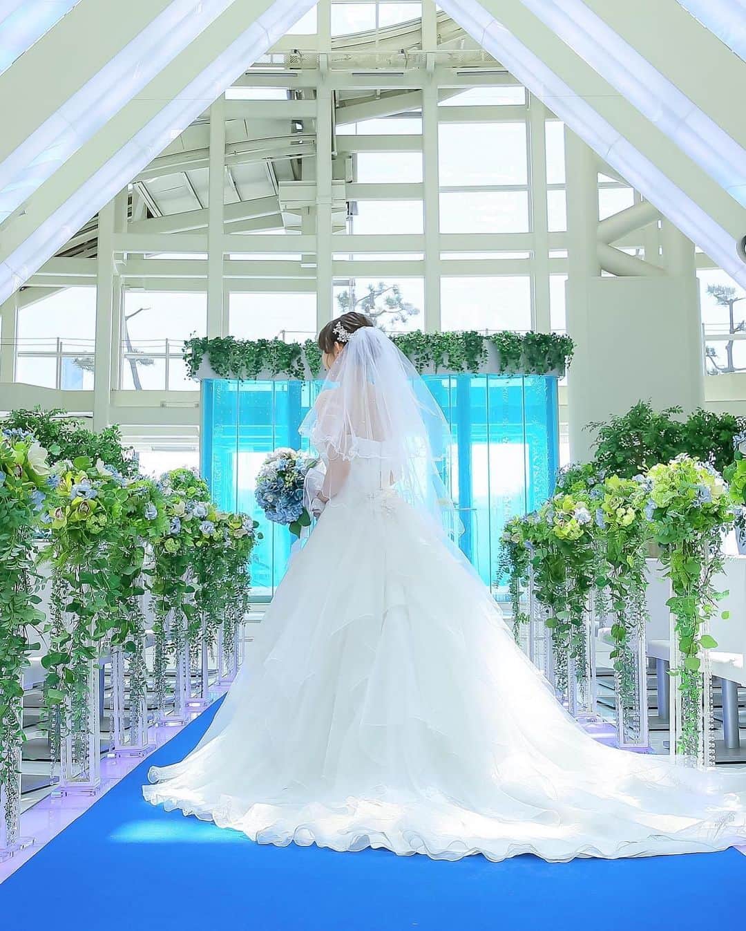 ルミアモーレさんのインスタグラム写真 - (ルミアモーレInstagram)「.  ルミアモーレの青いバージンロードは 白いウェディングドレスが とっても映えます…！！  差し込む光と白いチャペルが おふたりをお迎えします🕊𓂃𓂂𓏸  #baysidewedding  #lumiamore  #ルミアモーレ  #チャペル挙式  #青いバージンロード #プレ花嫁  #プレ花嫁さんと繋がりたい   #2023夏婚  #2023秋婚  #2023冬婚」4月2日 17時26分 - baysidewedding_lumiamore