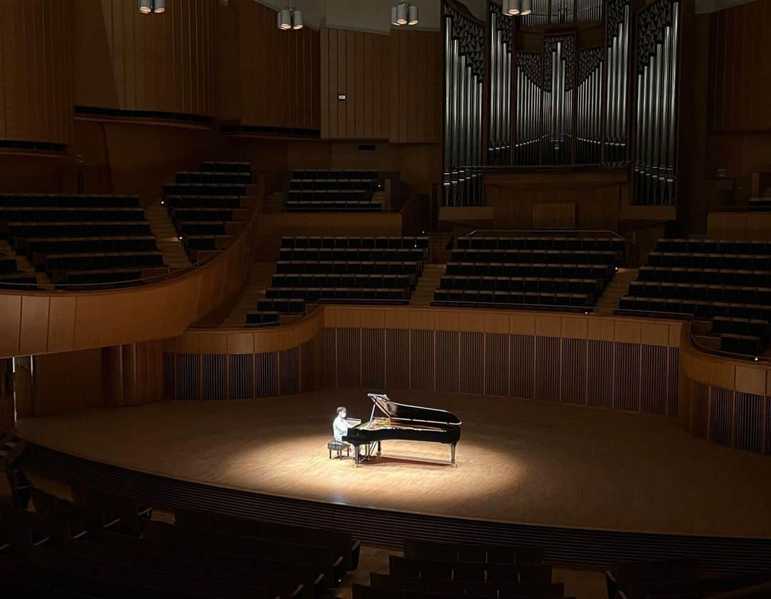 牛田智大のインスタグラム：「札幌公演にお越しくださった皆さまありがとうございました。  2月末から続いた独墺プログラムによる一連の公演もこれにて終着となります。バッハ、モーツァルト、シューベルト、シューマン、ブラームスの深遠なる世界への旅を各地で共有してくださった皆さま、あらためて本当にありがとうございました。  今回取り上げたソナタの多くは、音楽家にとっては憧れと畏敬の対象であるものの、一般的にはそれほど人気が高いというわけではなく、多くの主催者の方々のご尽力により公演を無事に終えることができたと感じております。今回のプログラムを受け入れてくださった主催者の皆さまのご厚意に心からの感謝を申し上げます。  作品を初めてお聴きくださった方も恐らく多かったのではないかと思いますが、皆さまにとって今回の公演が、温かな輝きに満ちた独墺作品の世界へ足を踏み入れるきっかけのひとつとなれば演奏家としてこれほど冥利に尽きることはありません。  我々の生きるこの世界には素晴らしい音楽がたくさんあります。なかには普遍的な魅力をもってすべての人々の心を力強く支配できるものもあれば、受け取る側（演奏家自身も含めて）の状態によっては脆く崩れてしまうような儚さを帯びたものもあります。どちらも等しく情熱を持って学んでいきたいと思っており、そのプロセスを皆さまと共有することができれば幸せです。  今回のプログラムは、選曲やプログラム構成から作品の解釈にいたるまで、下田幸二先生に多くのお導きをいただきました。この場を借りて心からの感謝を申し上げます。 そして各地でお世話になった調律師の皆さま、ステージマネージャーをはじめスタッフの皆さま、公演を支えてくださったすべての皆さまに御礼申し上げます。」