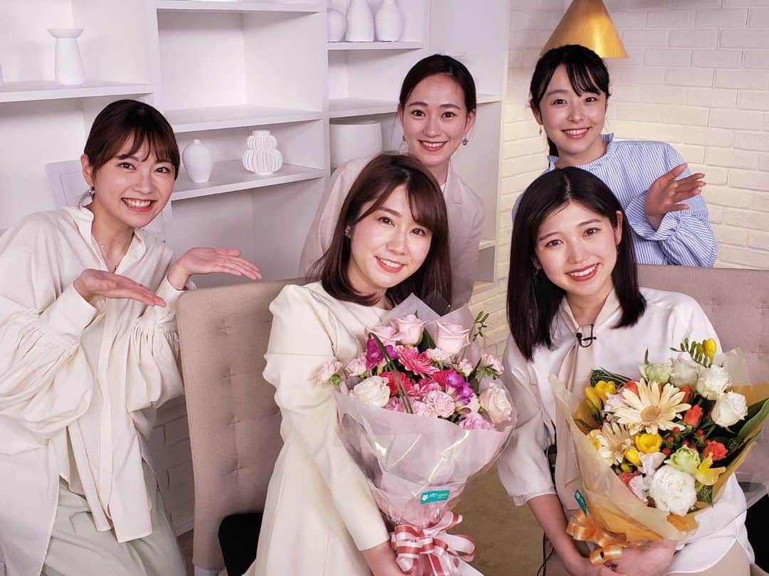 高橋幸のインスタグラム：「TBS NEWS卒業に際し、 胸がじんわりとあたたかくなるようなメッセージをいただきまして、本当にありがとうございました🌸  おかげ様で無事最後のオンエアを終えることができました。 ご覧下さったみなさま、ありがとうございます！  尊敬する先輩方と記念撮影しました📸  インスタグラムは今後もマイペースに投稿を続けていきたいと思いますので、 もし良かったら引き続き覗いていただければ幸いです☺️  #tbsnews #卒業」