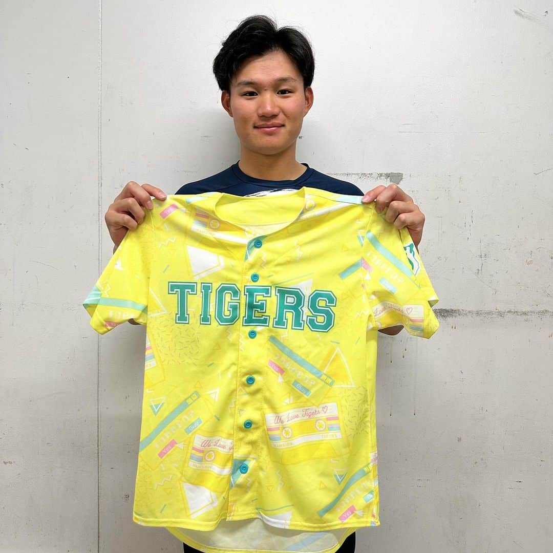 TORACOのインスタグラム：「＼ #開幕3連勝 🎉／ 5/12(金)は試合開始2時間後までにご入場の入場券をお持ちの女性の方先着20,000名様に #TORACO ユニフォーム をプレゼント💛  》チケットはこちら https://hanshintigers.jp/ticket/list.html#regular_koshien  ※TORACOシートは完売しました。  hanshintigers.jp/toraco/  #阪神タイガース #森下翔太 選手 #最高です 🎉 #TORACODAY #今年のTORACOは一味違う」