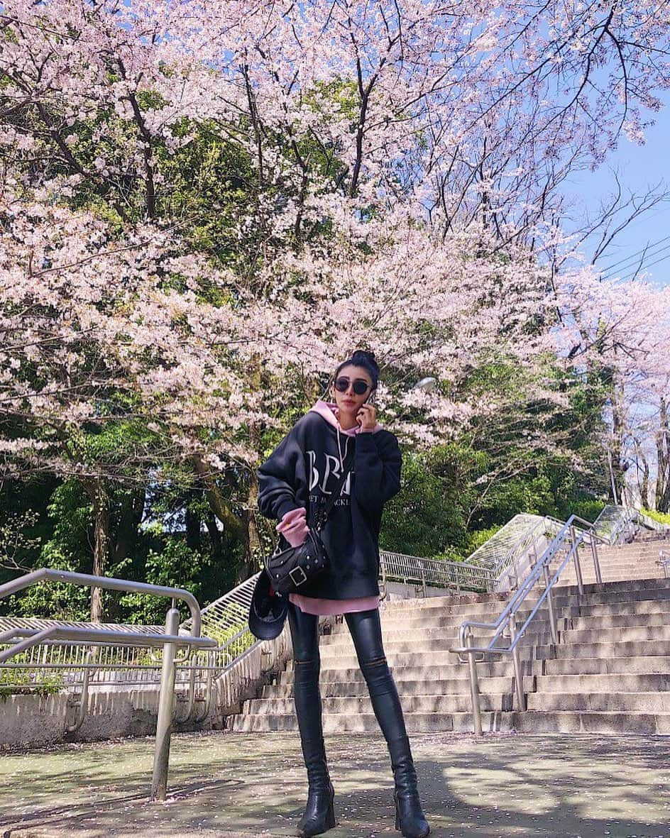 串戸ユリアさんのインスタグラム写真 - (串戸ユリアInstagram)「Finally 😍ིྀ !!  Spring has comeeee🌸🌸🌸  今年はとっても忙しくって 忙しさの種類も消耗するような 心を亡してしまいそうな春だったけど いつもより桜の美しさや 人の優しさや強さに気づいた春だ。  もう今年も半分くらい終わったのか.. 気持ちも全ても新たに今年を 満喫しよう🌸  たくさんのお祝いメッセージや ギフトありがとうございます✨✨✨  皆様素敵な春をお過ごしください🍡  #春だよなにするー？ #西武ゆうえんち いこーよ！ #PR じゃありません #西武ゆうえんち最高 #勝手に観光協会  #行ったことある人いる？ #語りたい #西武ゆうえんちについて熱く語ろうよ #わたしに勧めてくれたの誰！？ #大感謝祭 #春のパン祭り  #写真は桜の木の下で忙殺されかけた時 #景色素晴らしいのに顔焦っててウケる  #🌸　#🍡　#💗」4月2日 17時36分 - yuriavodka