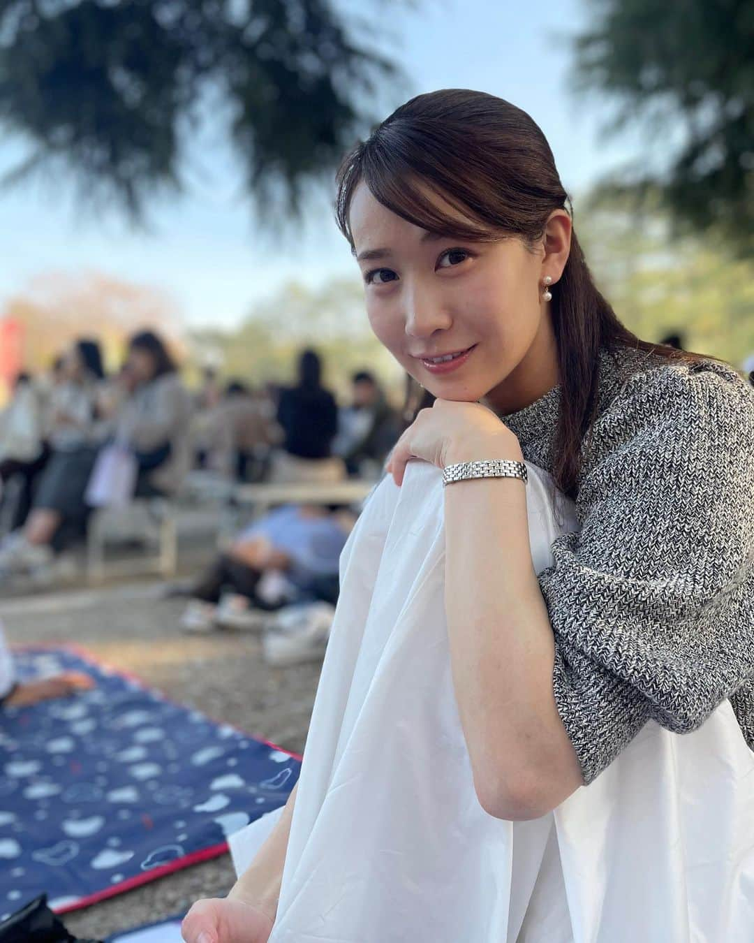 島津咲苗さんのインスタグラム写真 - (島津咲苗Instagram)「コロナが流行する前の生活が徐々に戻ってきているのを感じる場面が多く、当たり前だと思っていたことの"ありがたみ"を感じる日々です。 新年度のドデスカ!は明日からスタート🍀 どうぞよろしくお願いします。 . . . #花見 #鶴舞公園 #お花見 #レジャーシート #休みの日の過ごし方 #同期と #鶴舞 #名古屋観光 #私服 #春コーデ #骨格ウェーブ #おでかけ #白スカート #春ニット #アナウンサー #島津咲苗 #リブニット #モノトーンコーデ」4月2日 17時46分 - sanae_shimazu